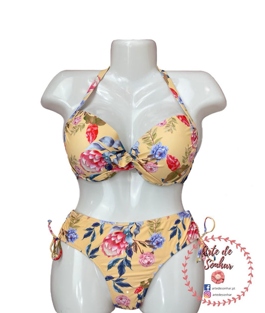 Cueca amarela com flores