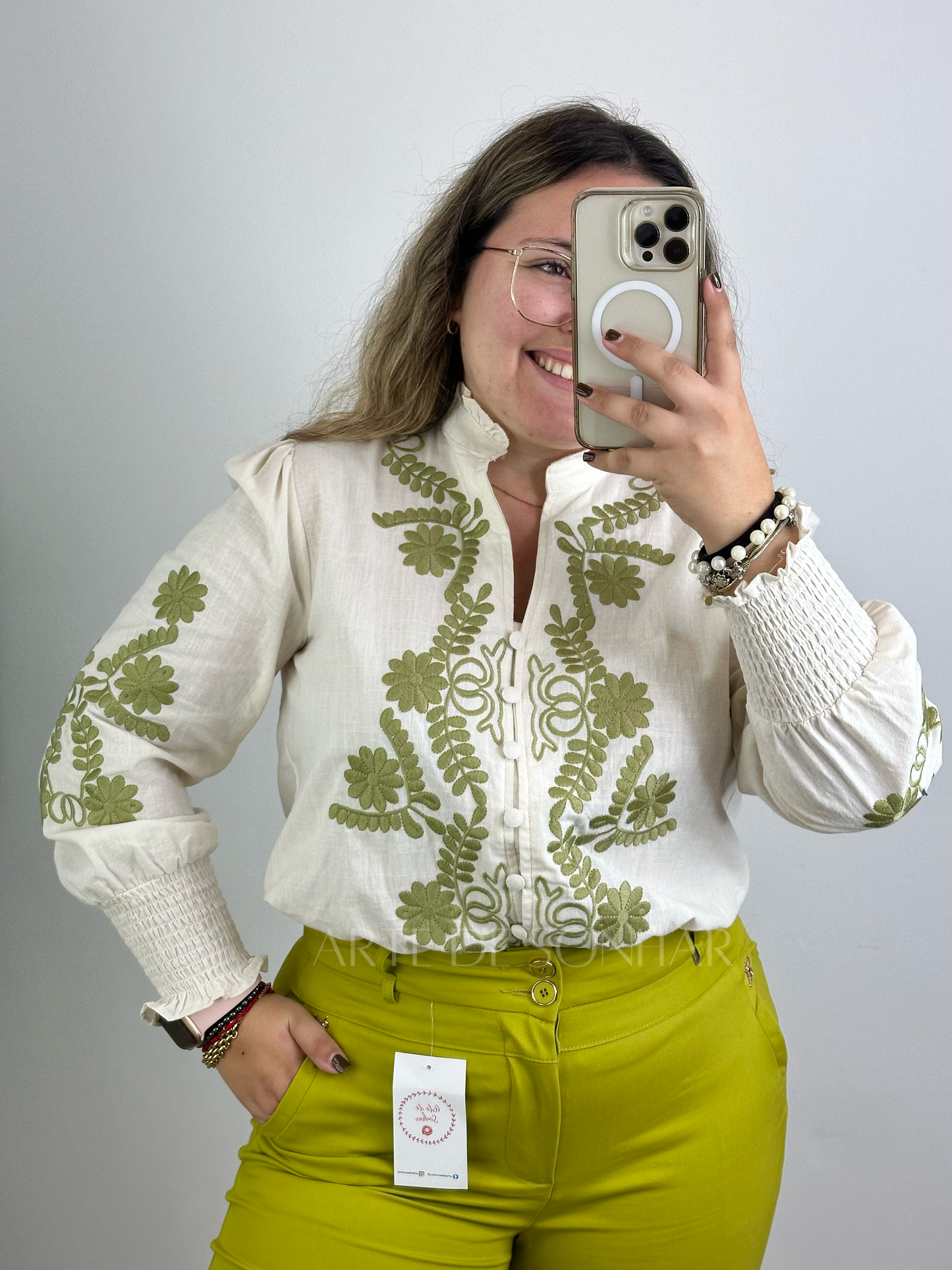 Blusa dos bordados verdes