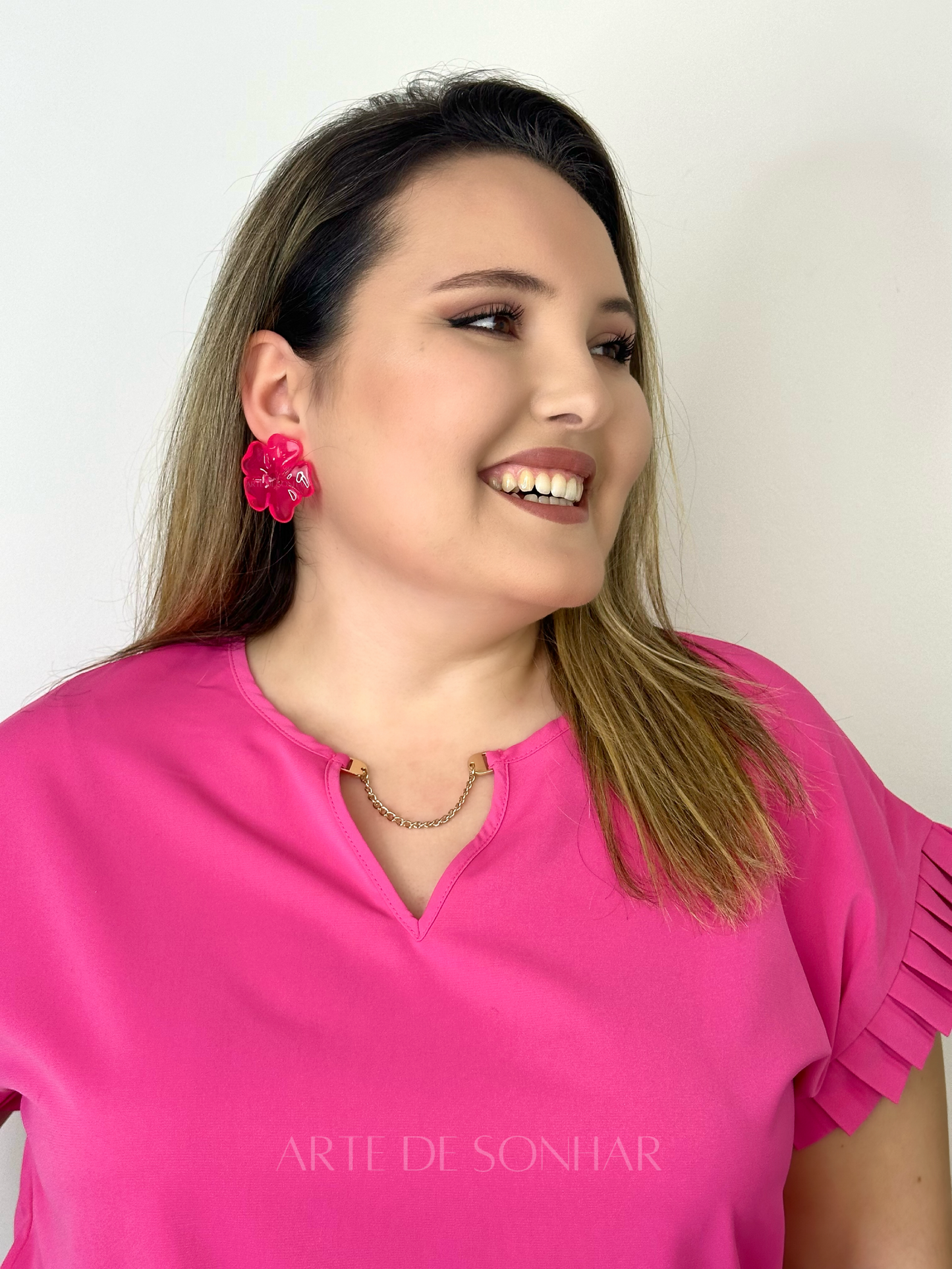 Blusa com folhos e corrente