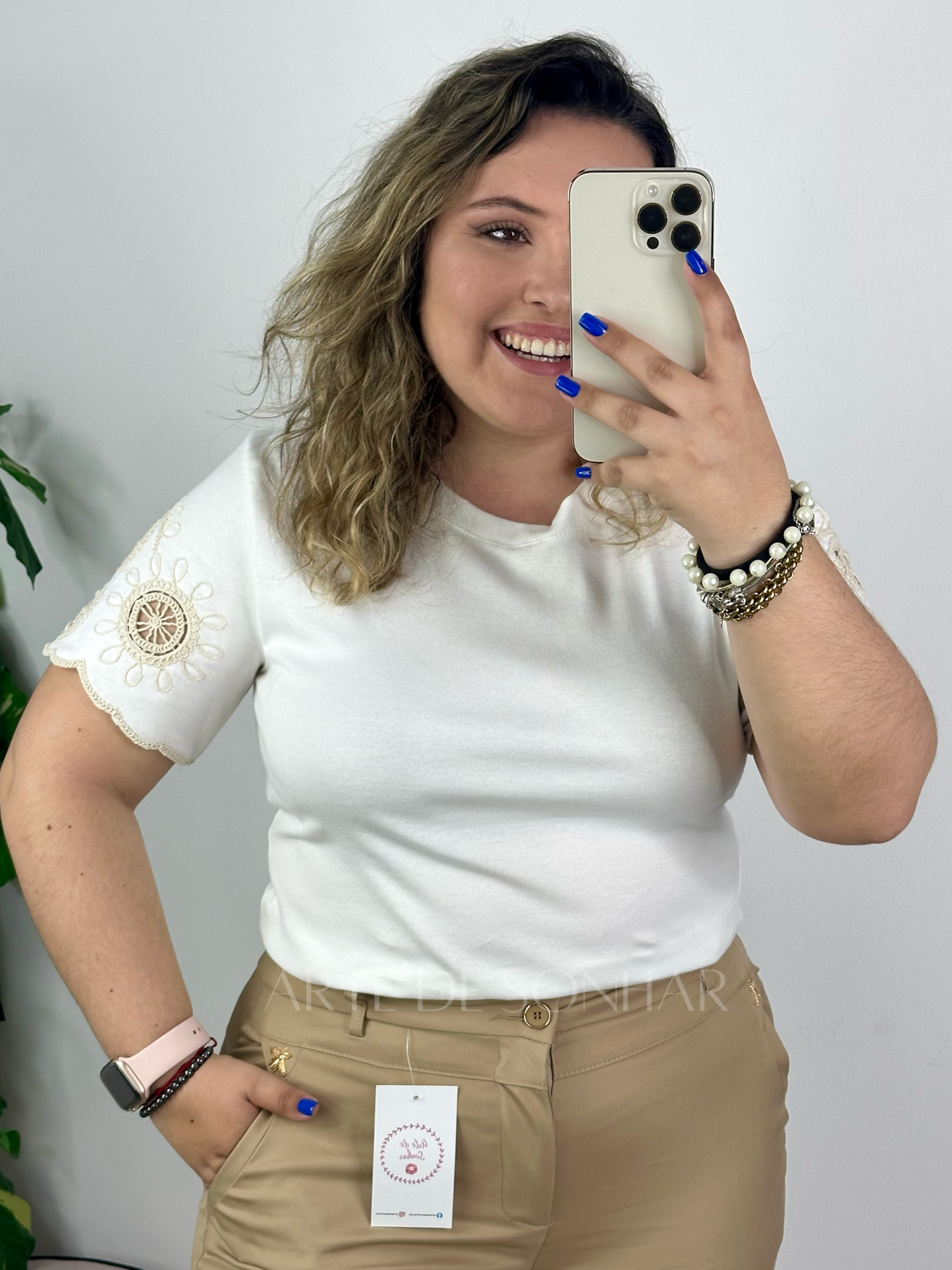 T-shirt branca com bordados