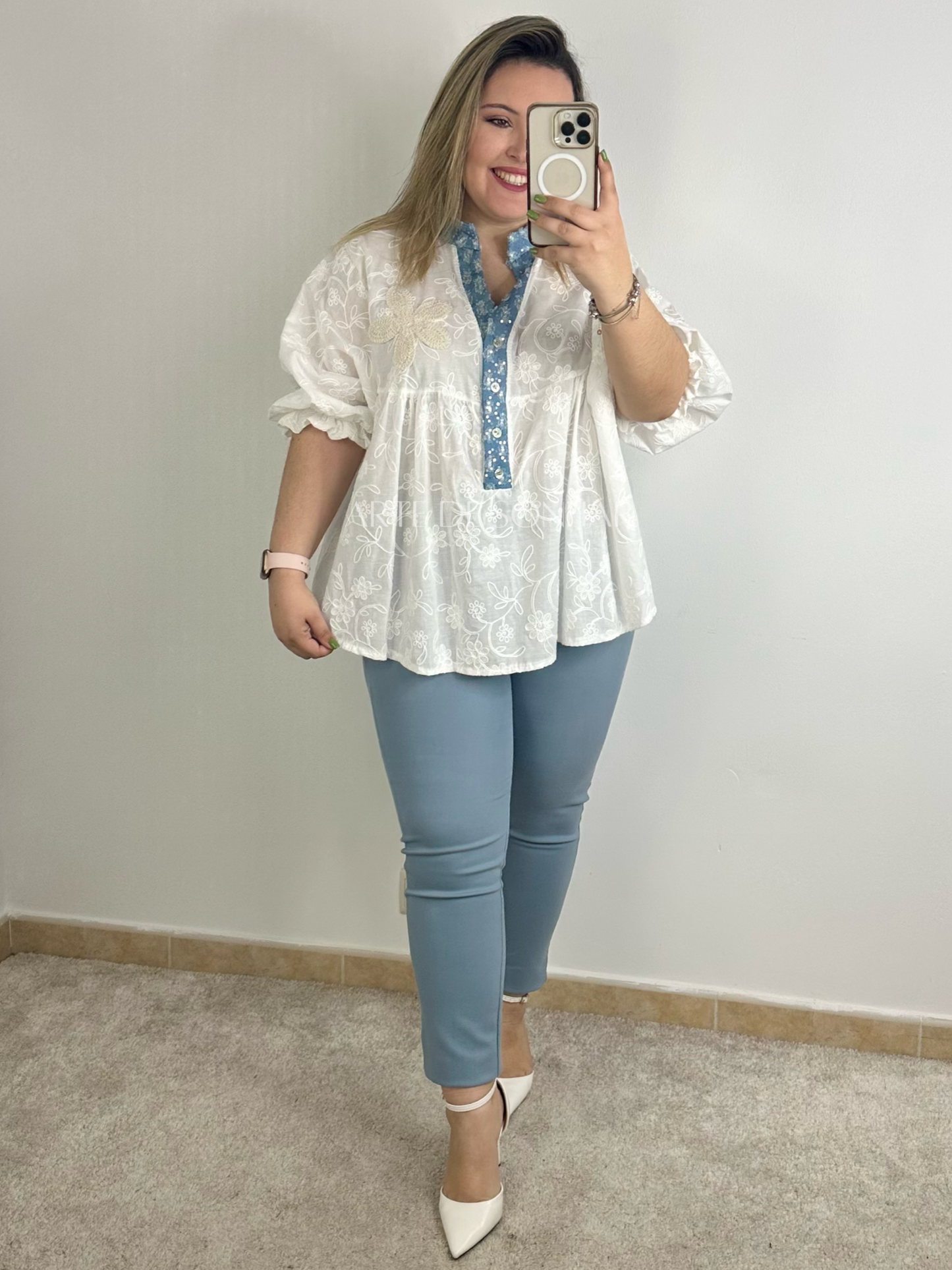 Blusa de bordados com ganga