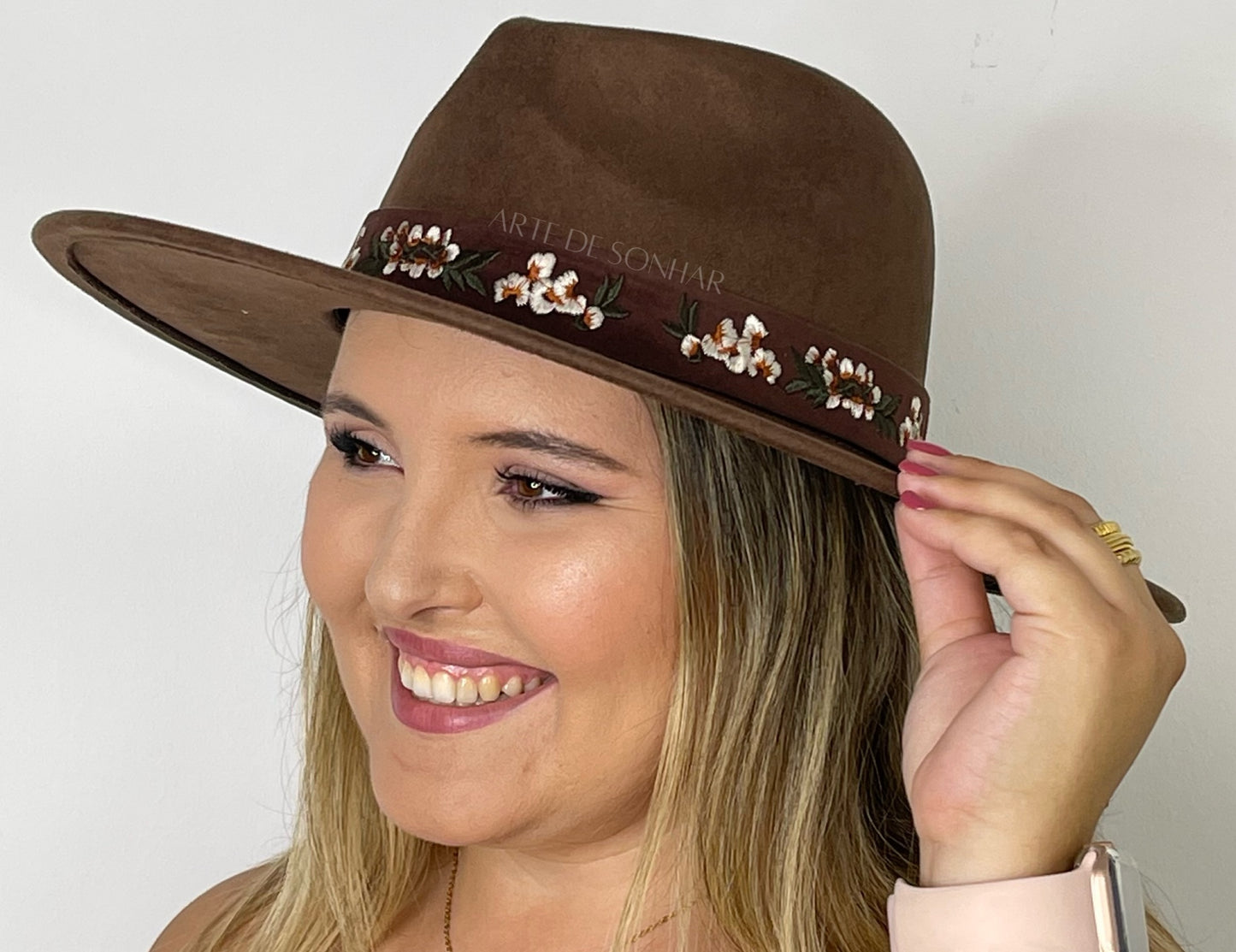 Chapéu castanho com flores