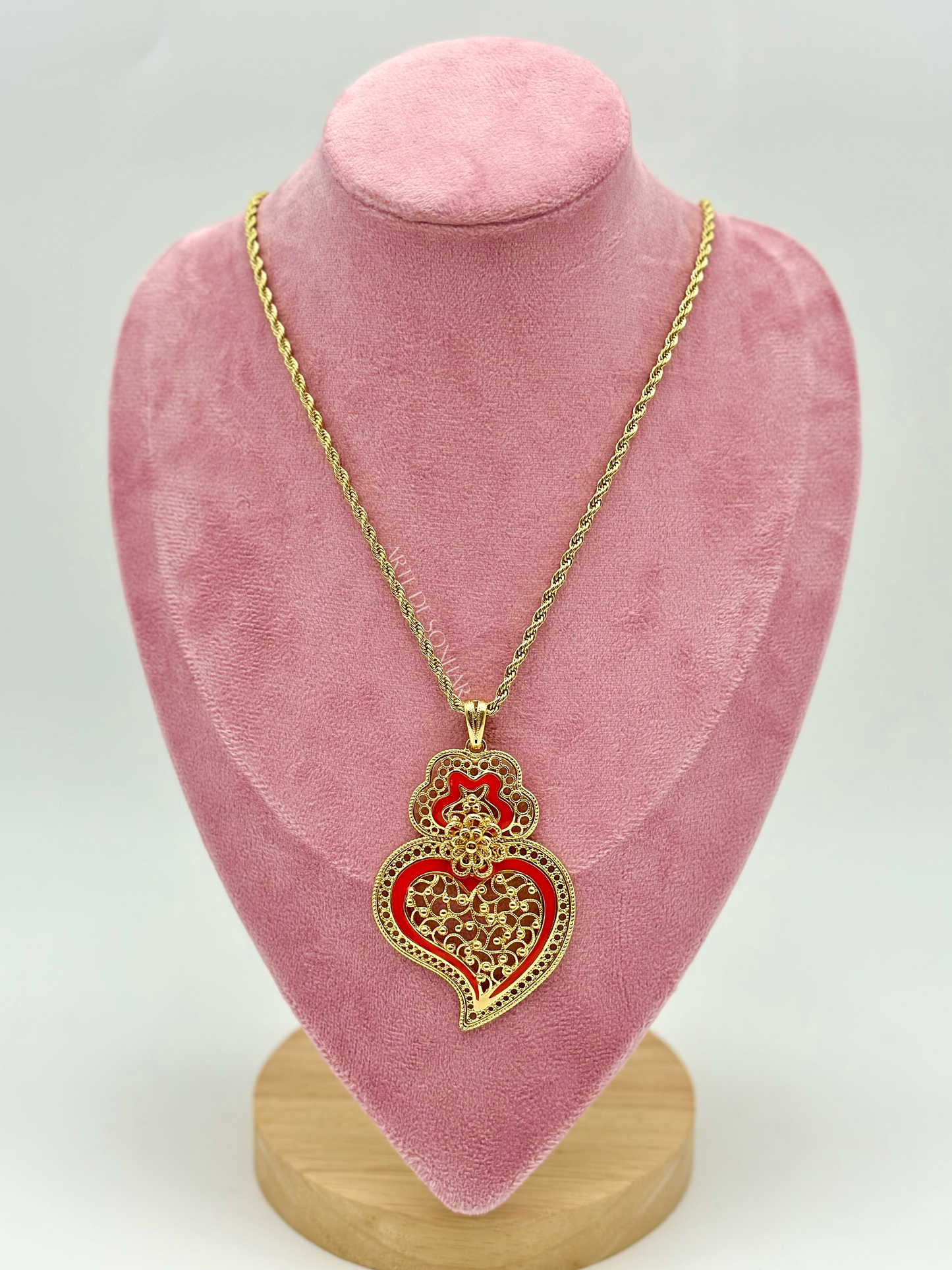 Colar Coração de Viana com vermelho e cordão torcido