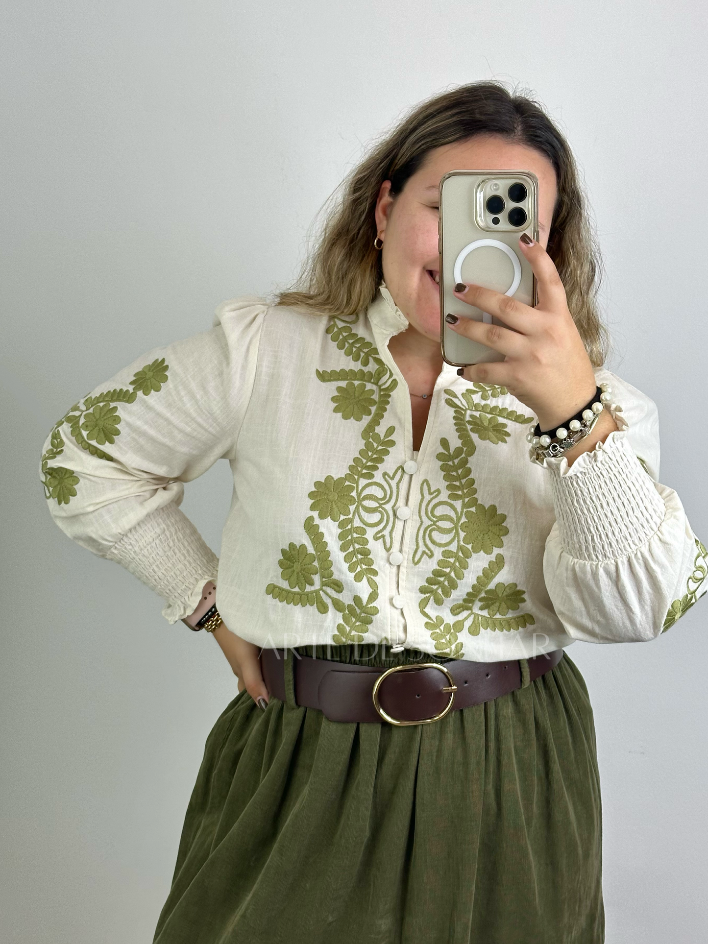 Blusa dos bordados verdes