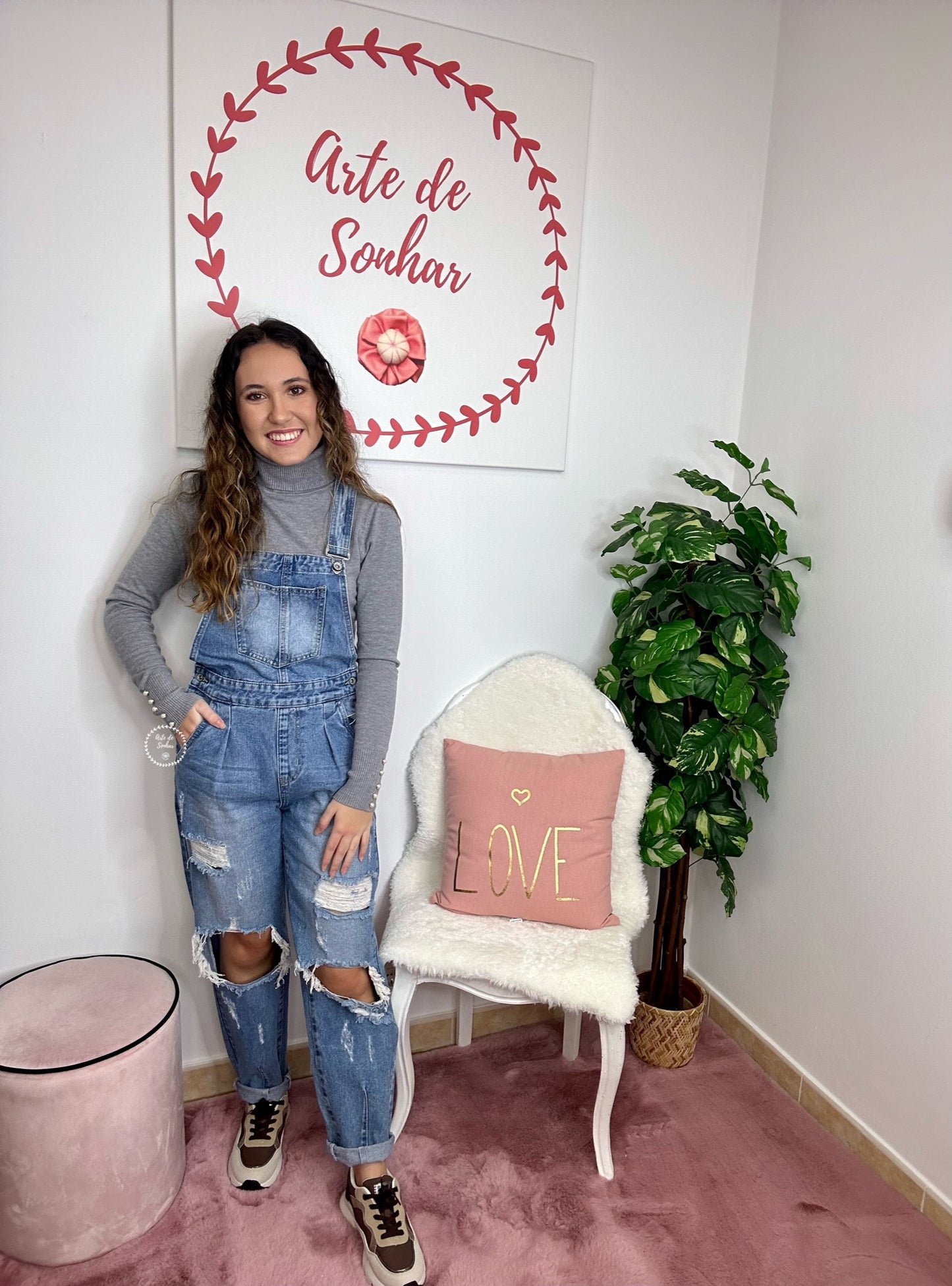 Jardineiras momfit com rasgões