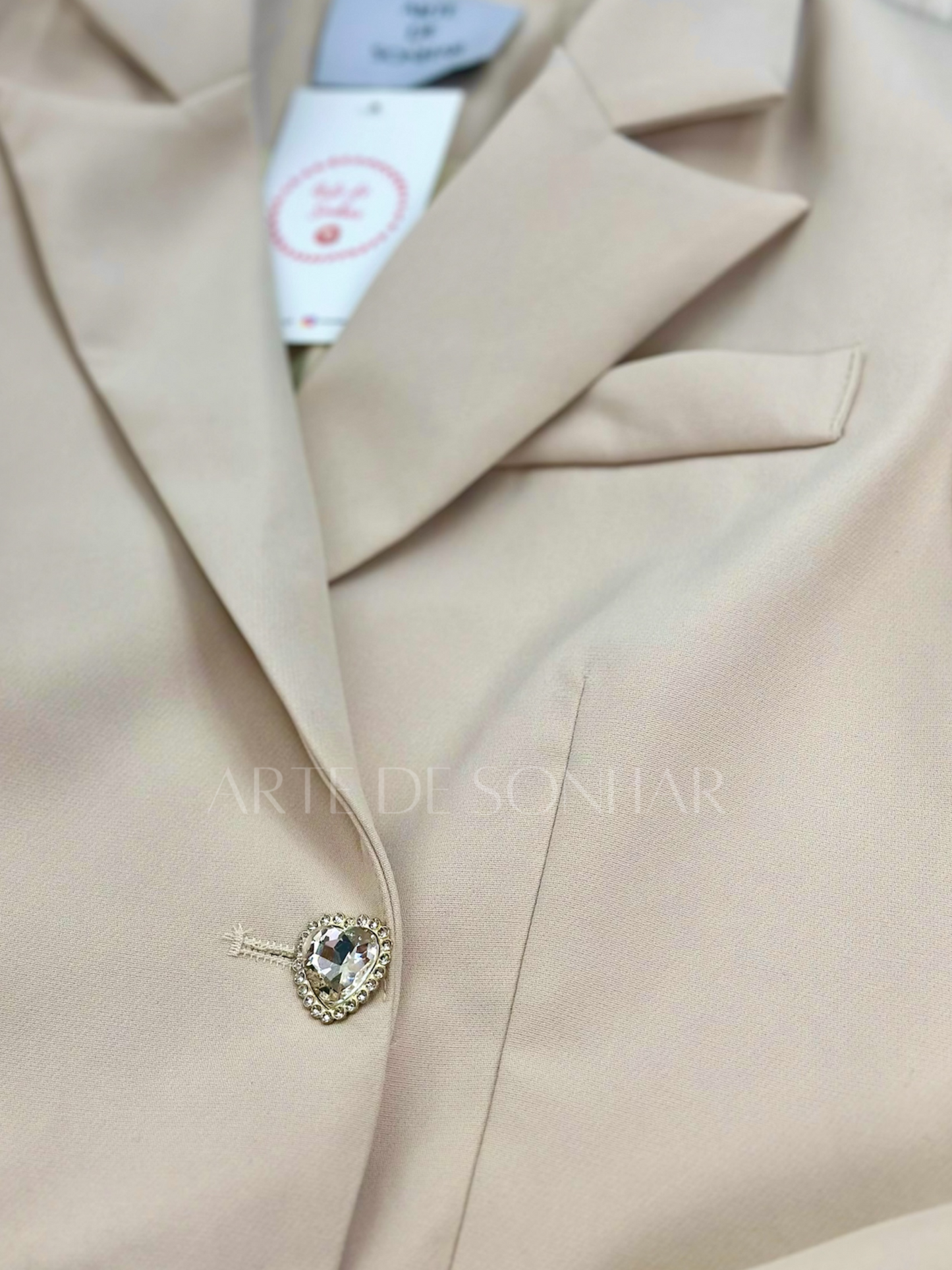 Conjunto de blazer curto com saia calção bege