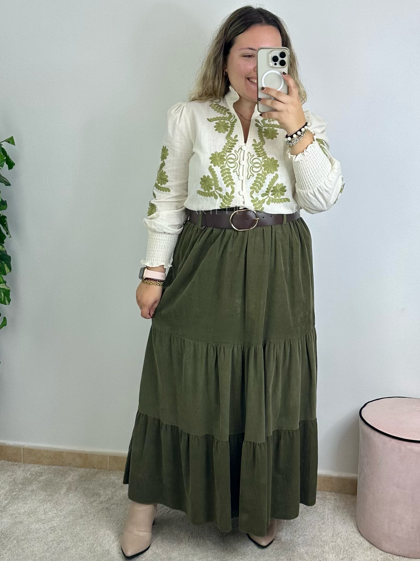 Blusa dos bordados verdes