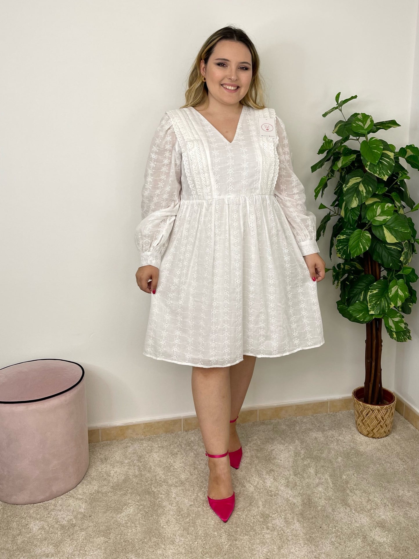 Vestido de bordado inglês com decote em V