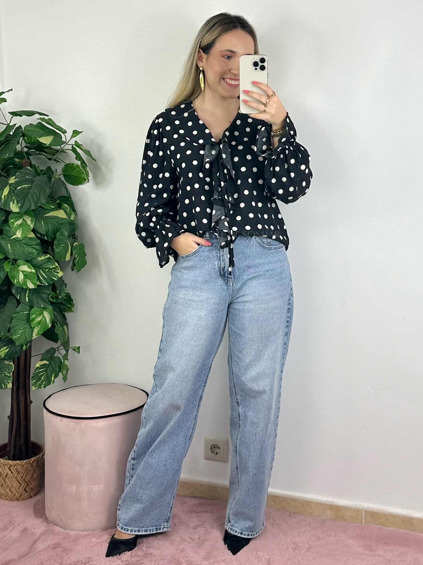 Blusa preta de bolinhas bege com folhos