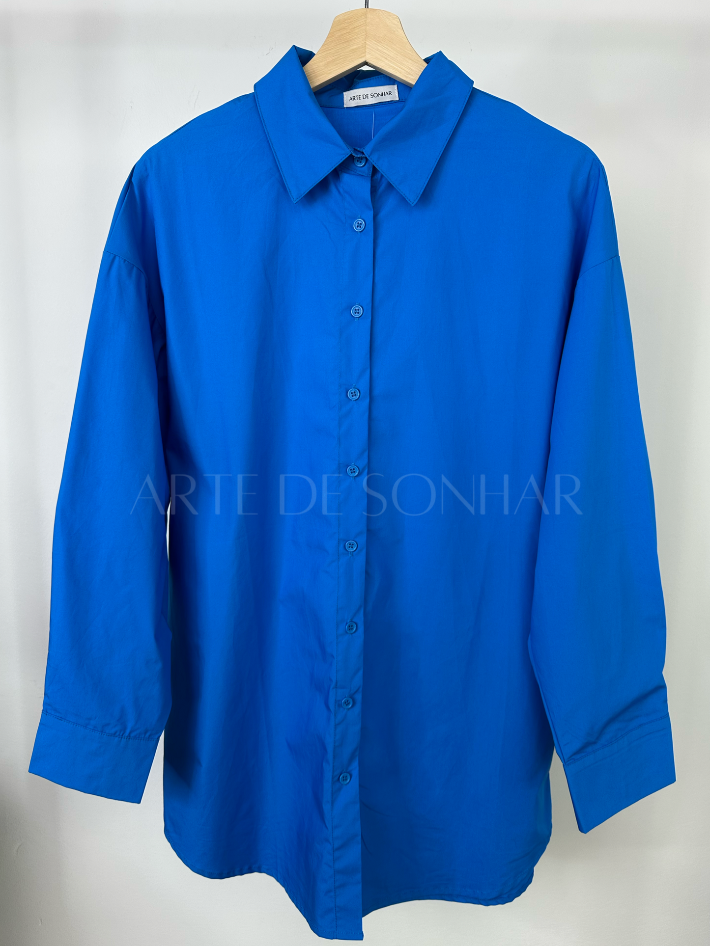 Camisa azul comprida simples