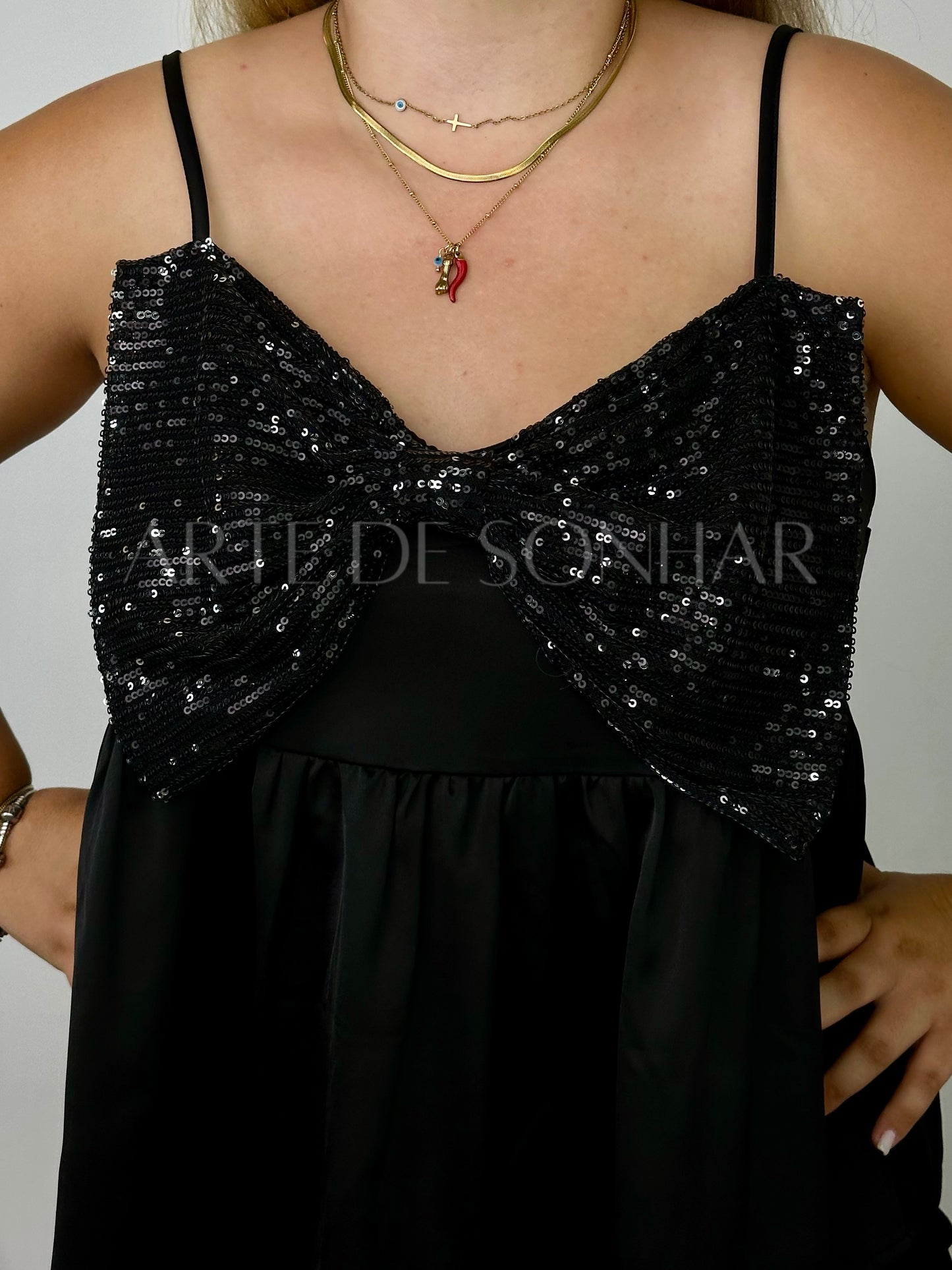 Top de lantejoulas com laço