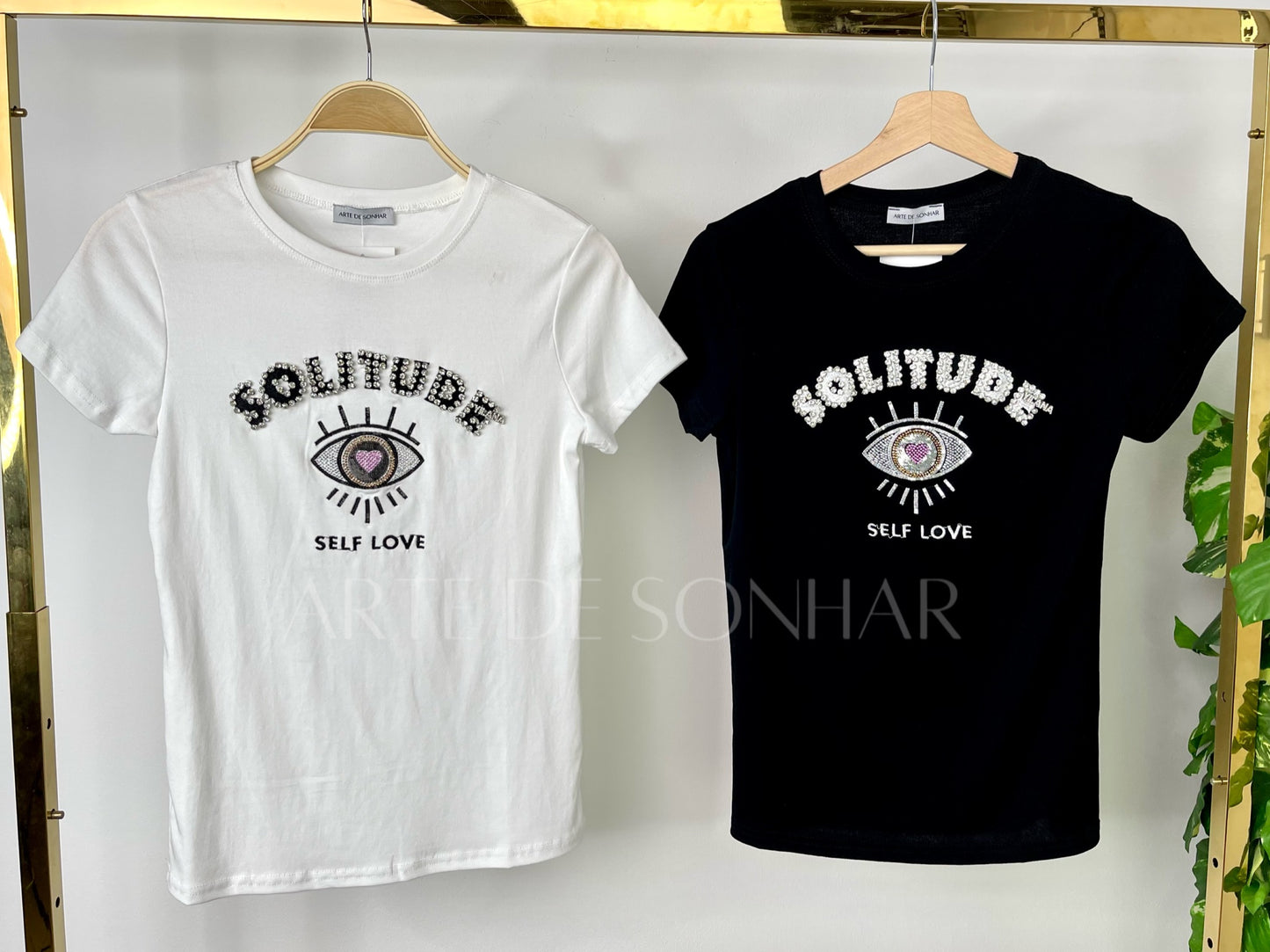 T-shirt com olho e letras com cristais