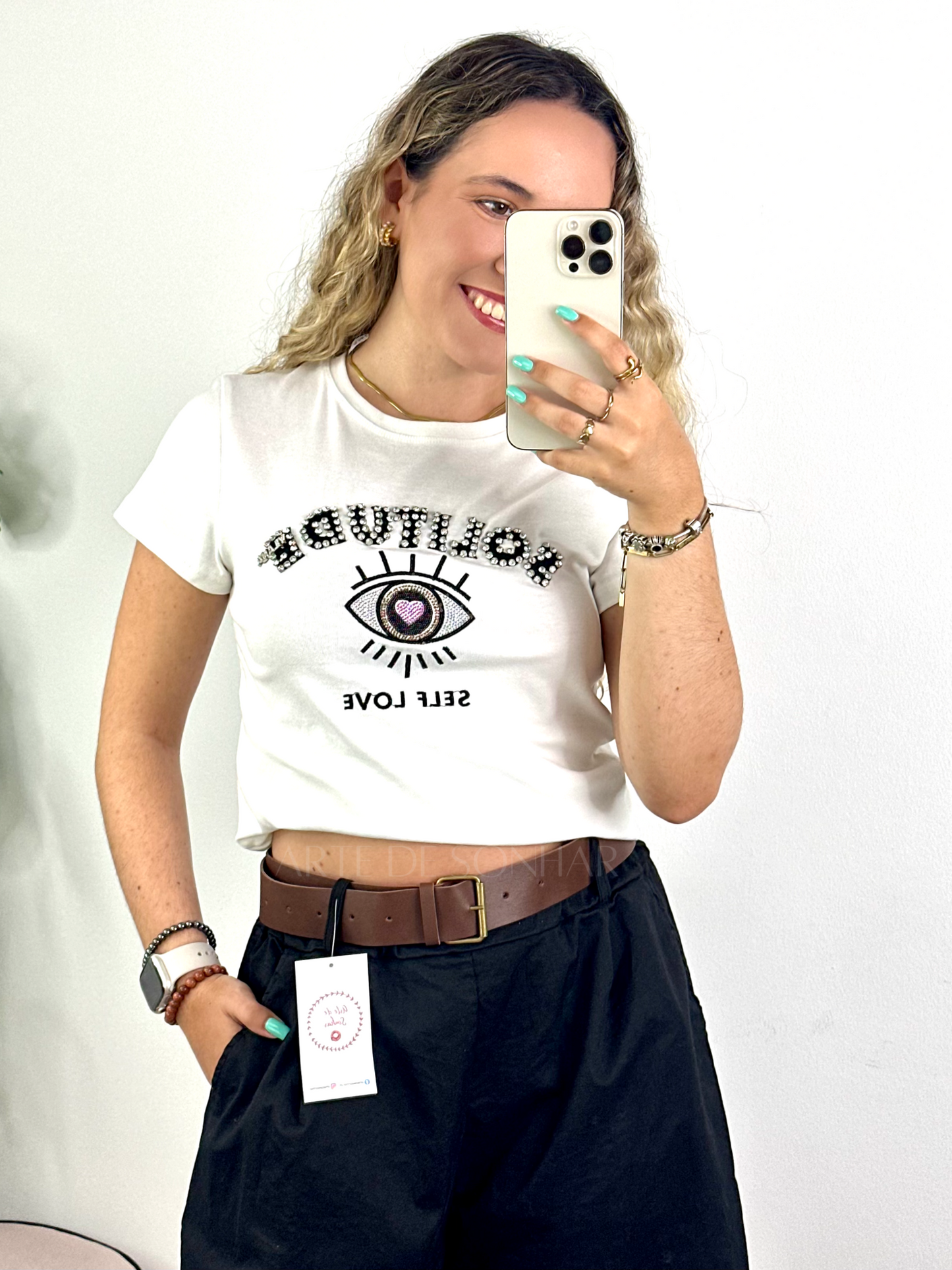 T-shirt com olho e letras com cristais