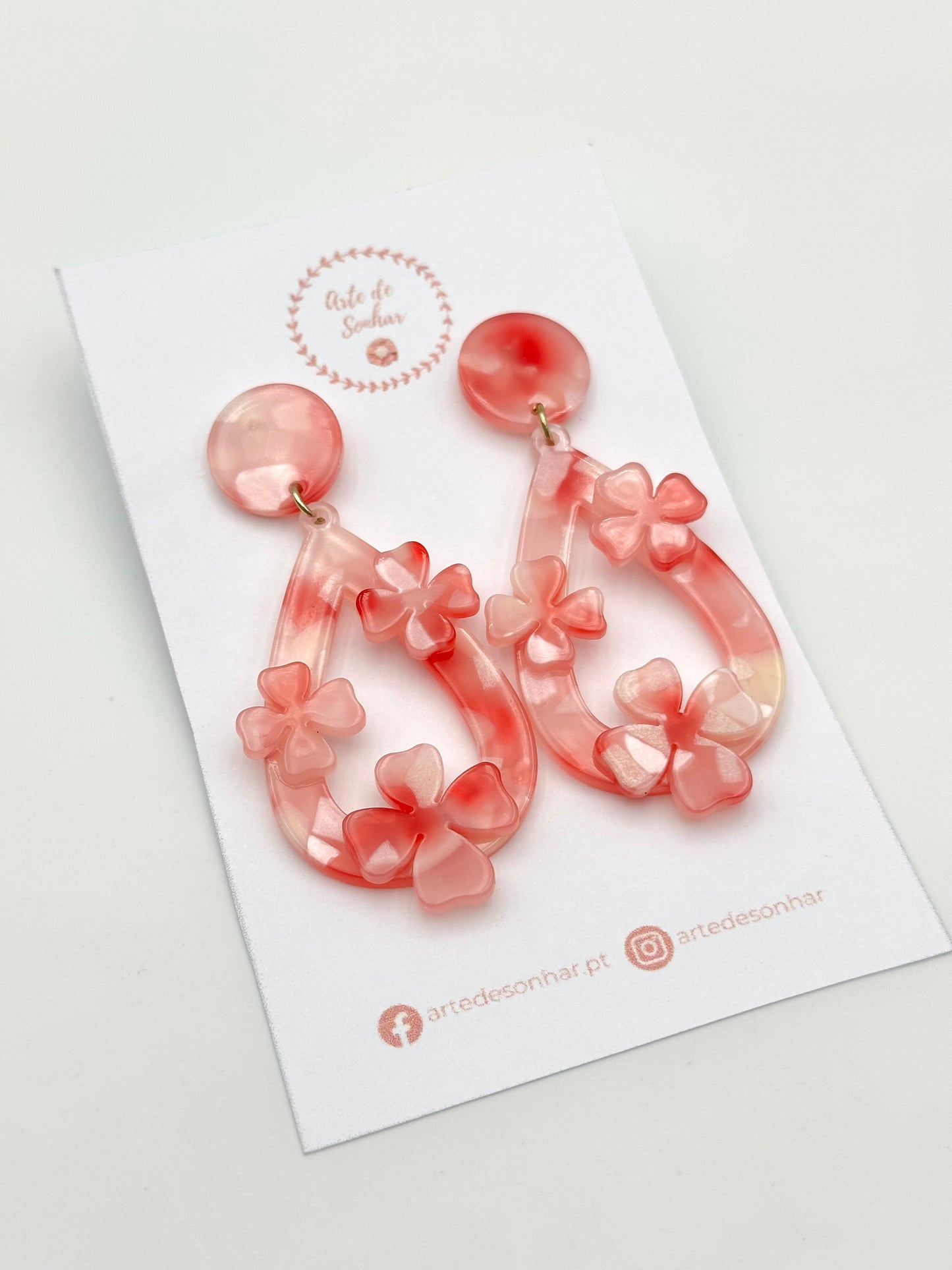 Brinco rosa com flores