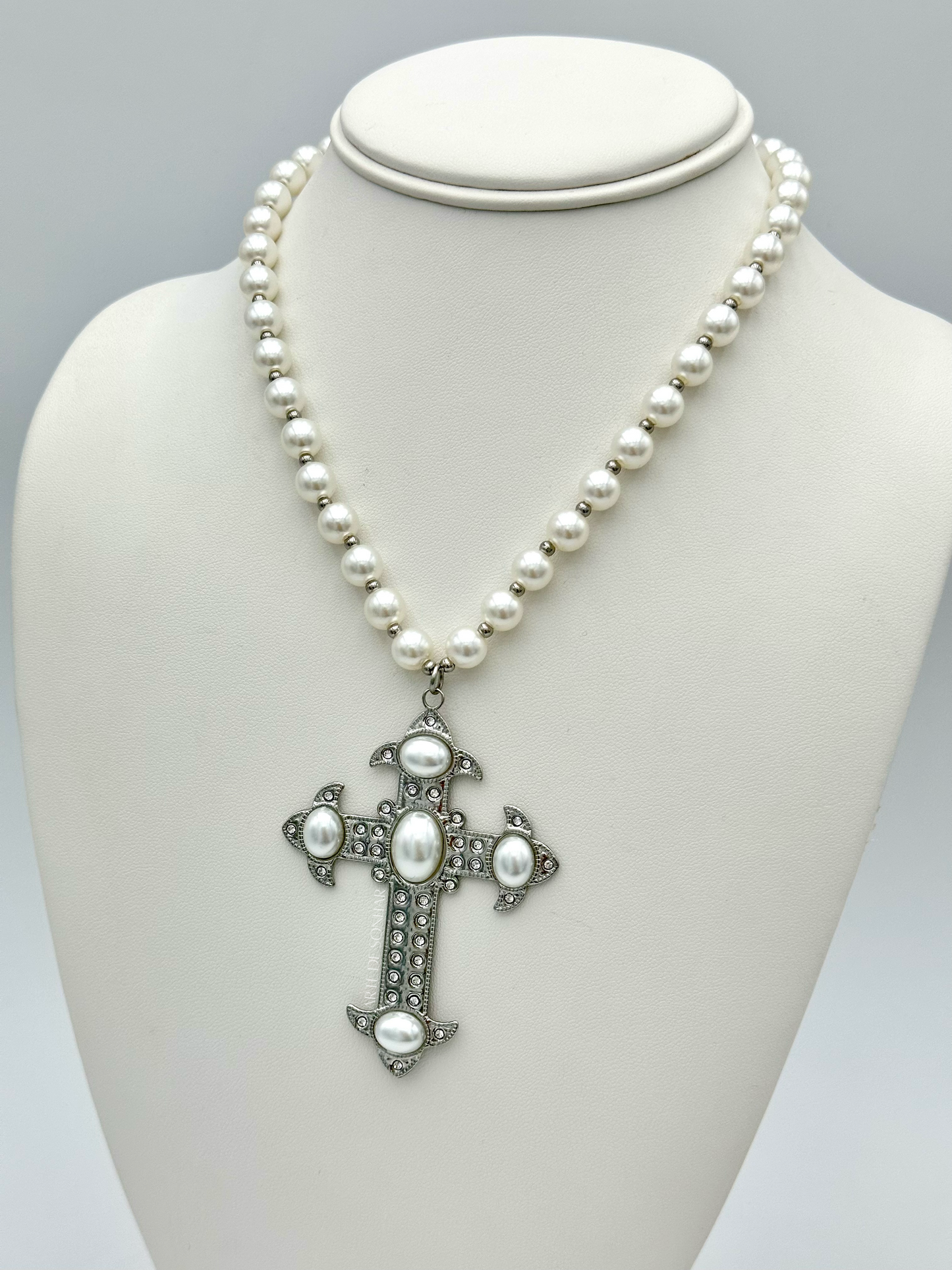 Colar da cruz com pérolas e brilhantes