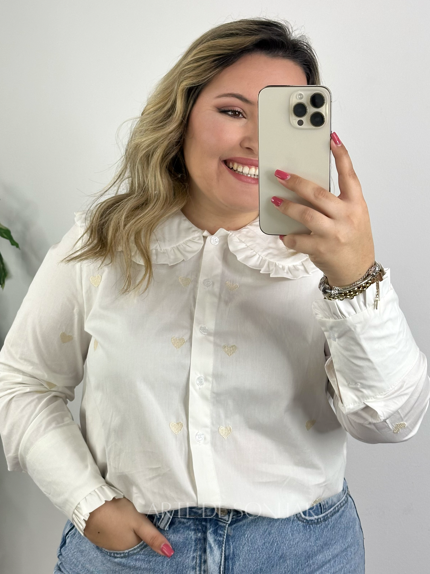 Camisa com corações e babados branco pérola