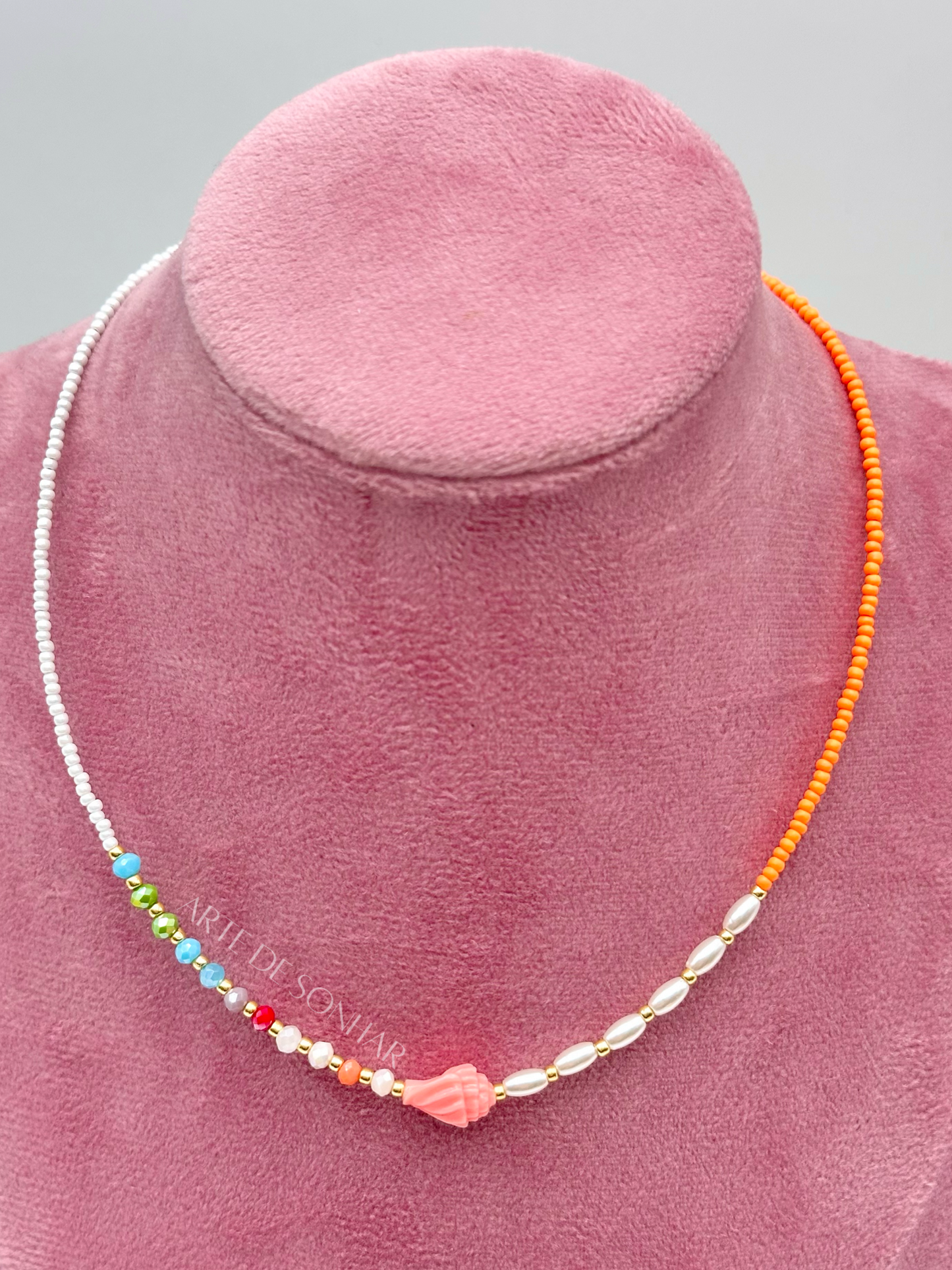 Colar de missangas laranja e pérolas com búzio coral