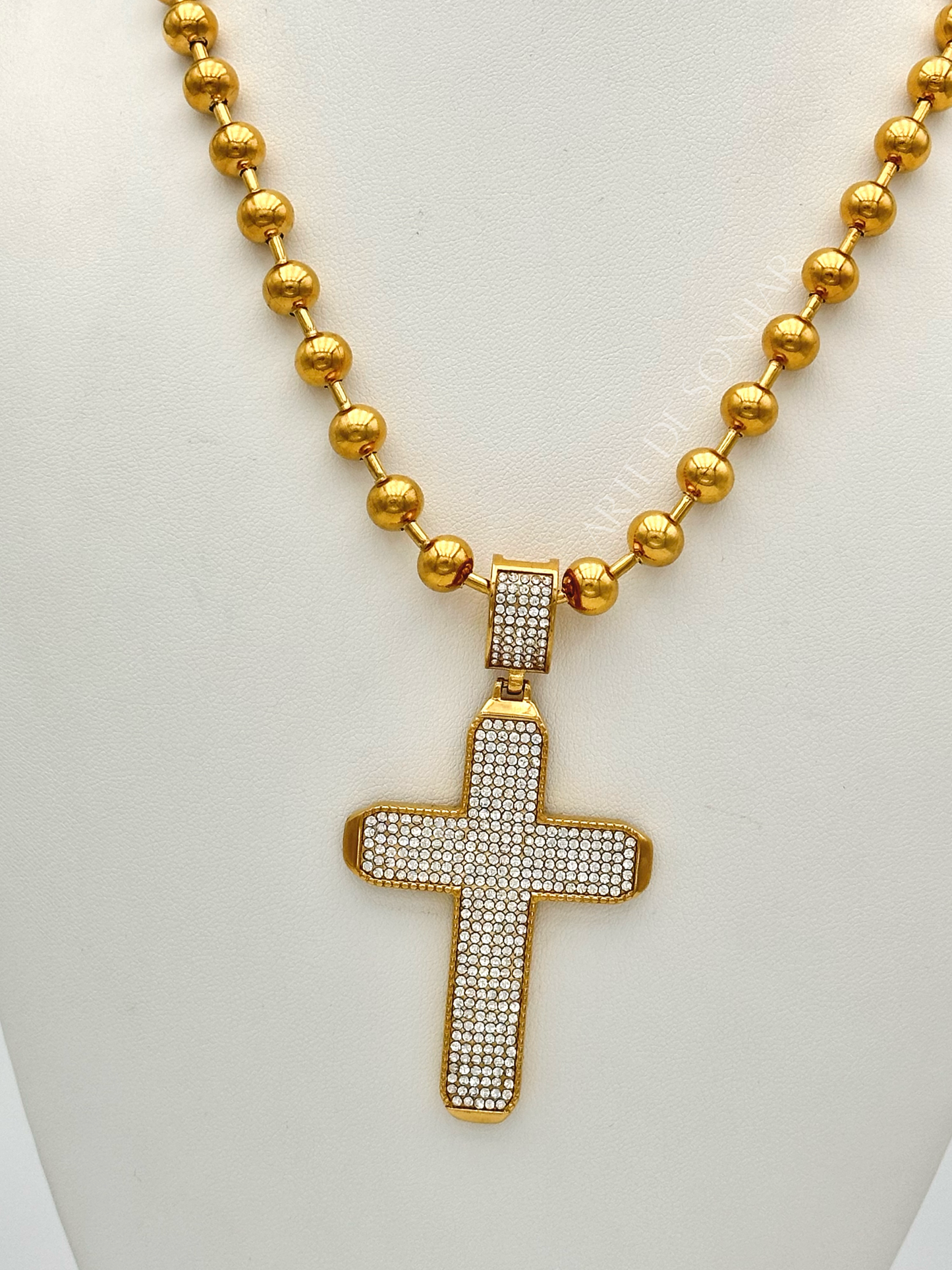 Colar com bolinhas médias e cruz grande dourada com cristais