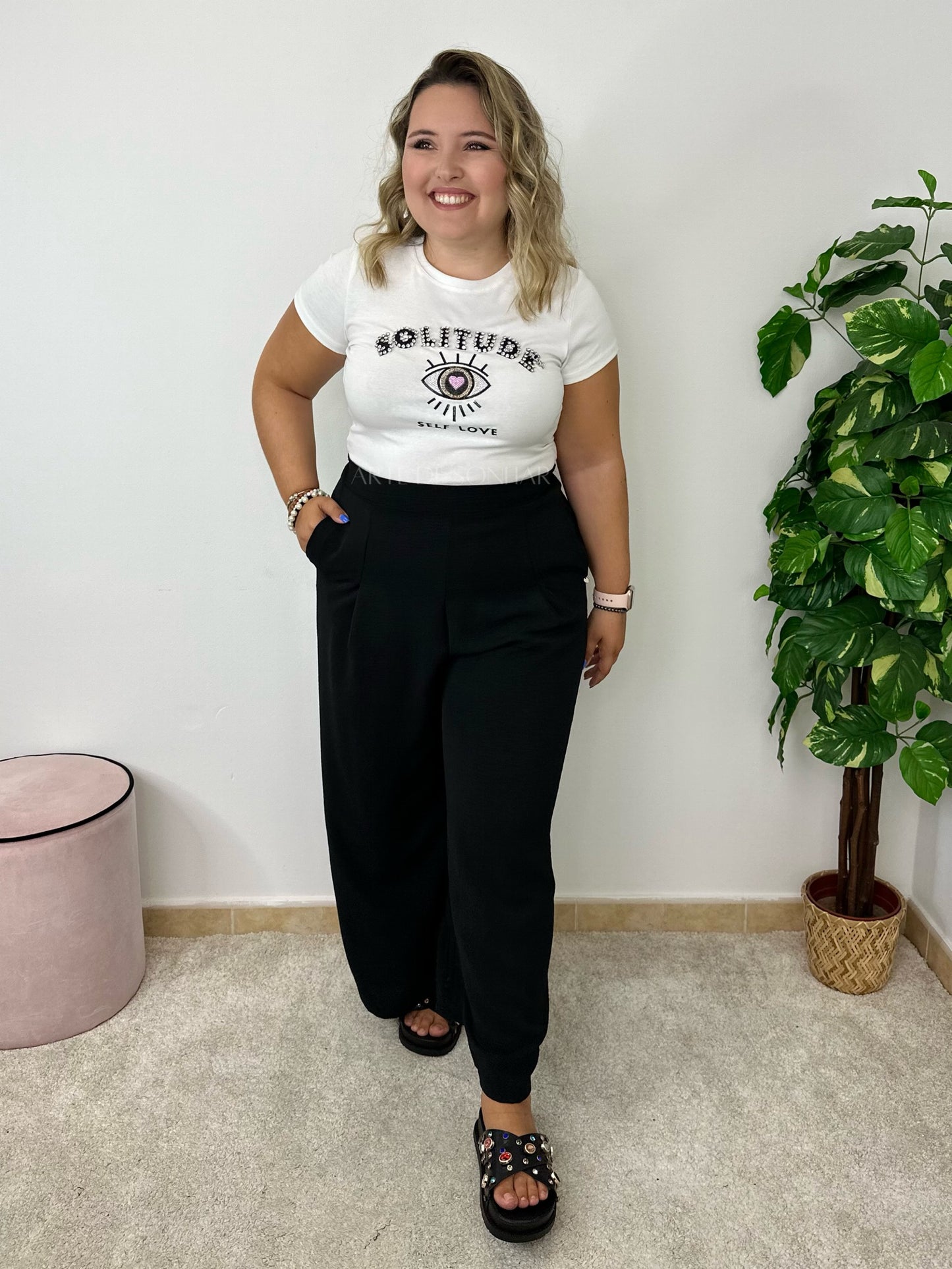T-shirt com olho e letras com cristais