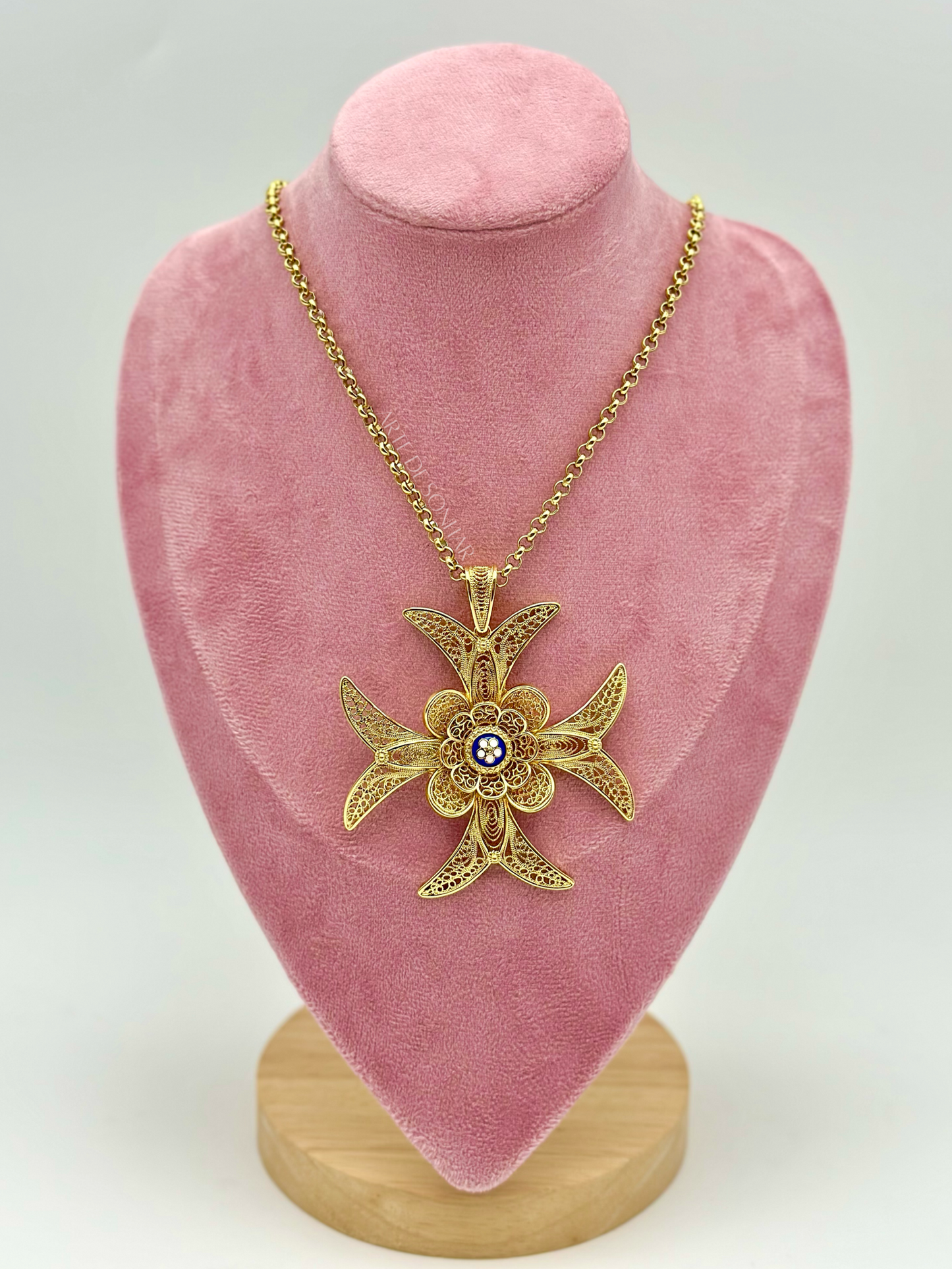 Colar Cruz de Malta com caramujo