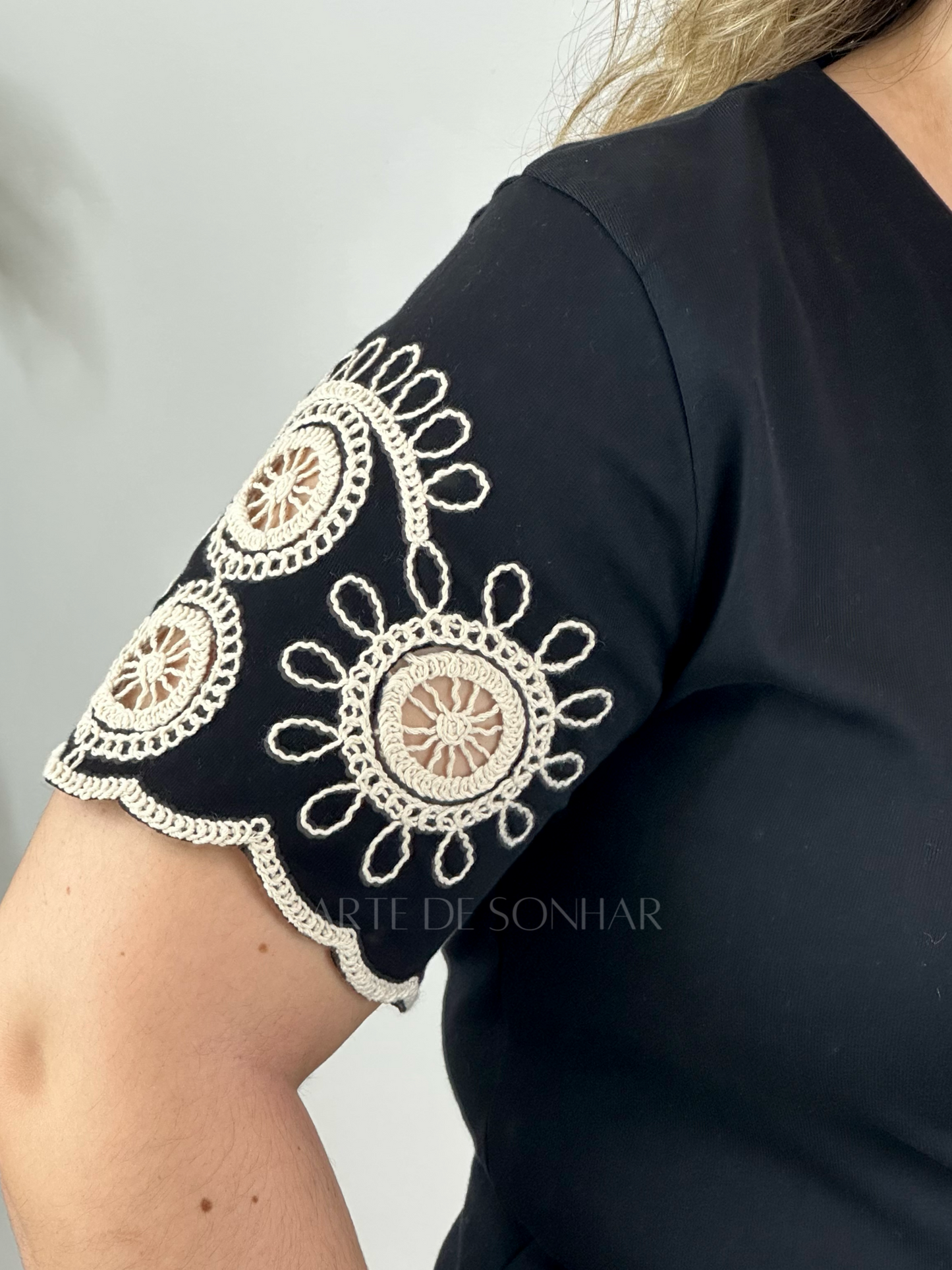 T-shirt preta com bordados
