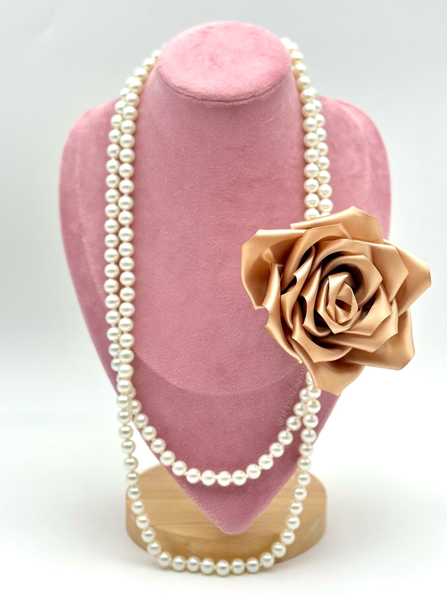 Colar de pérolas com pregadeira camel