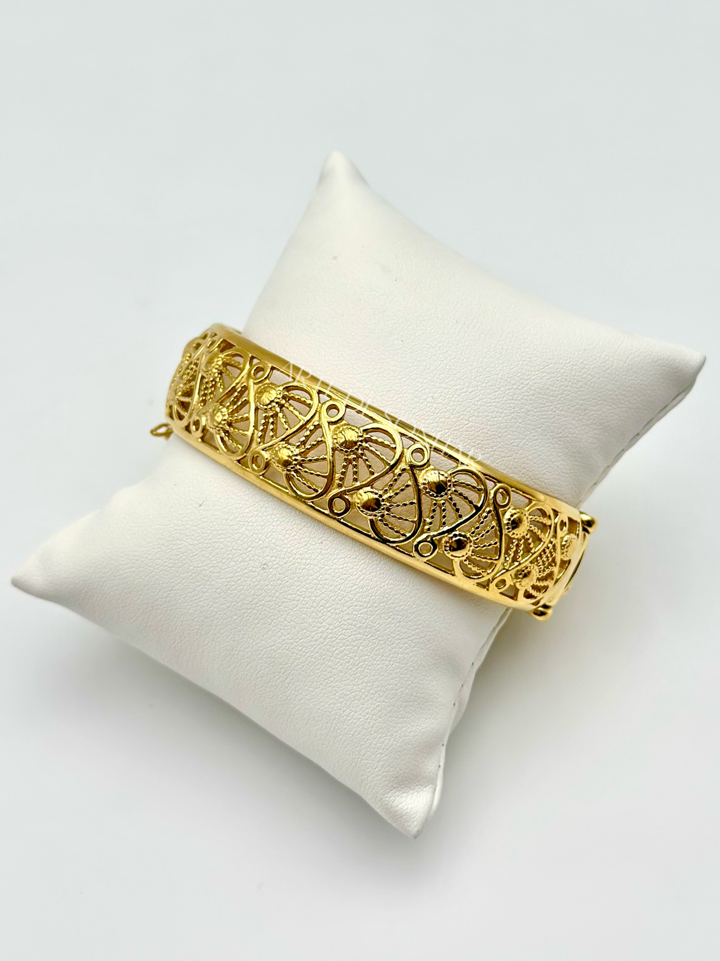 Pulseira rígida com corações efeito filigrana