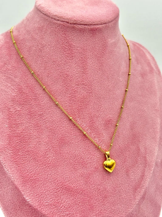 Colar de bolinhas com coração dourado