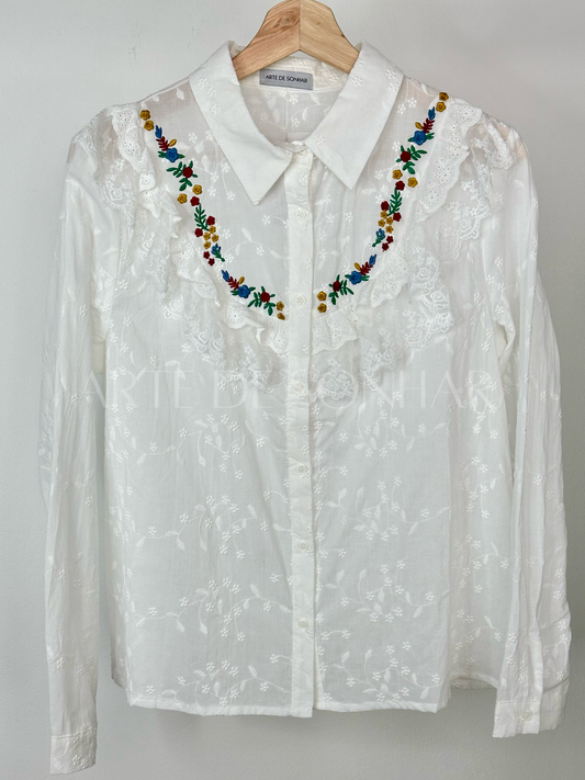 Camisa com bordados