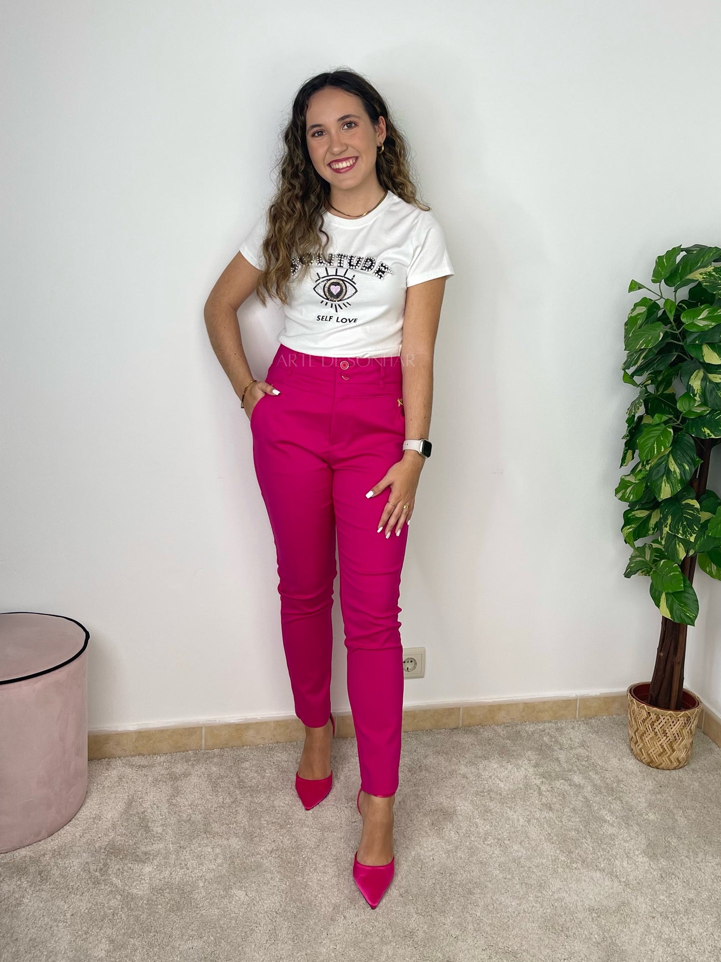 T-shirt com olho e letras com cristais