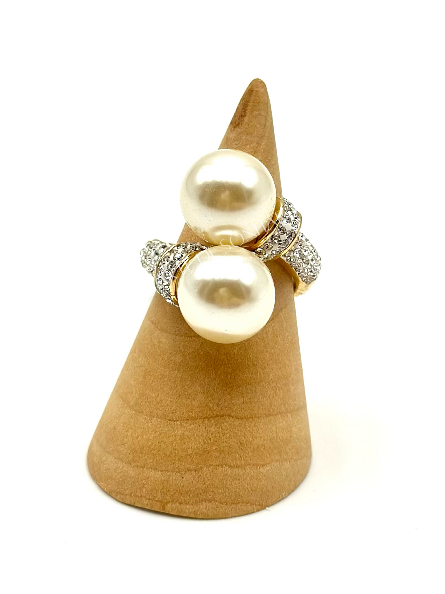 Anel de pérolas e brilhantes dourado