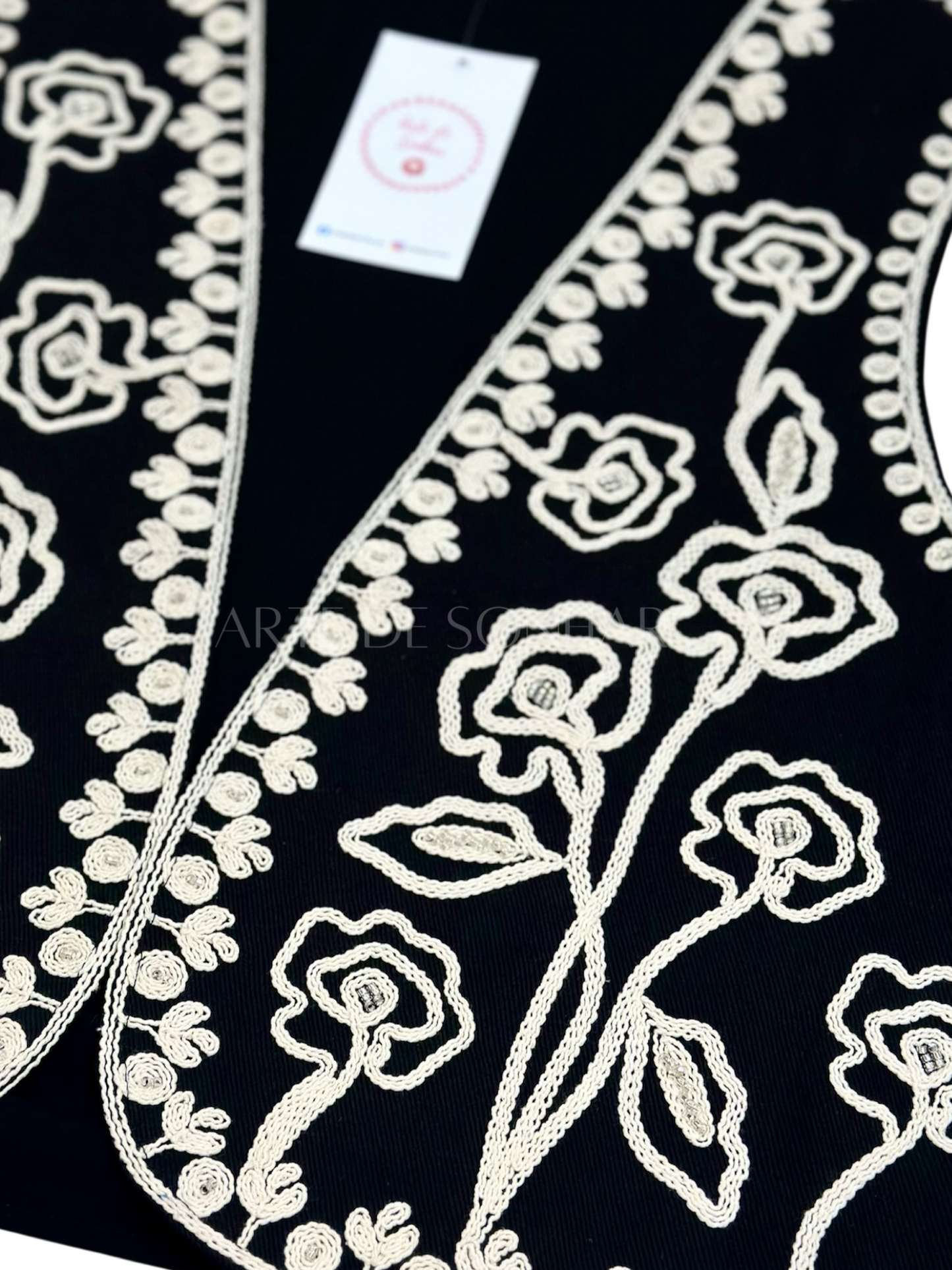 Colete preto com bordados