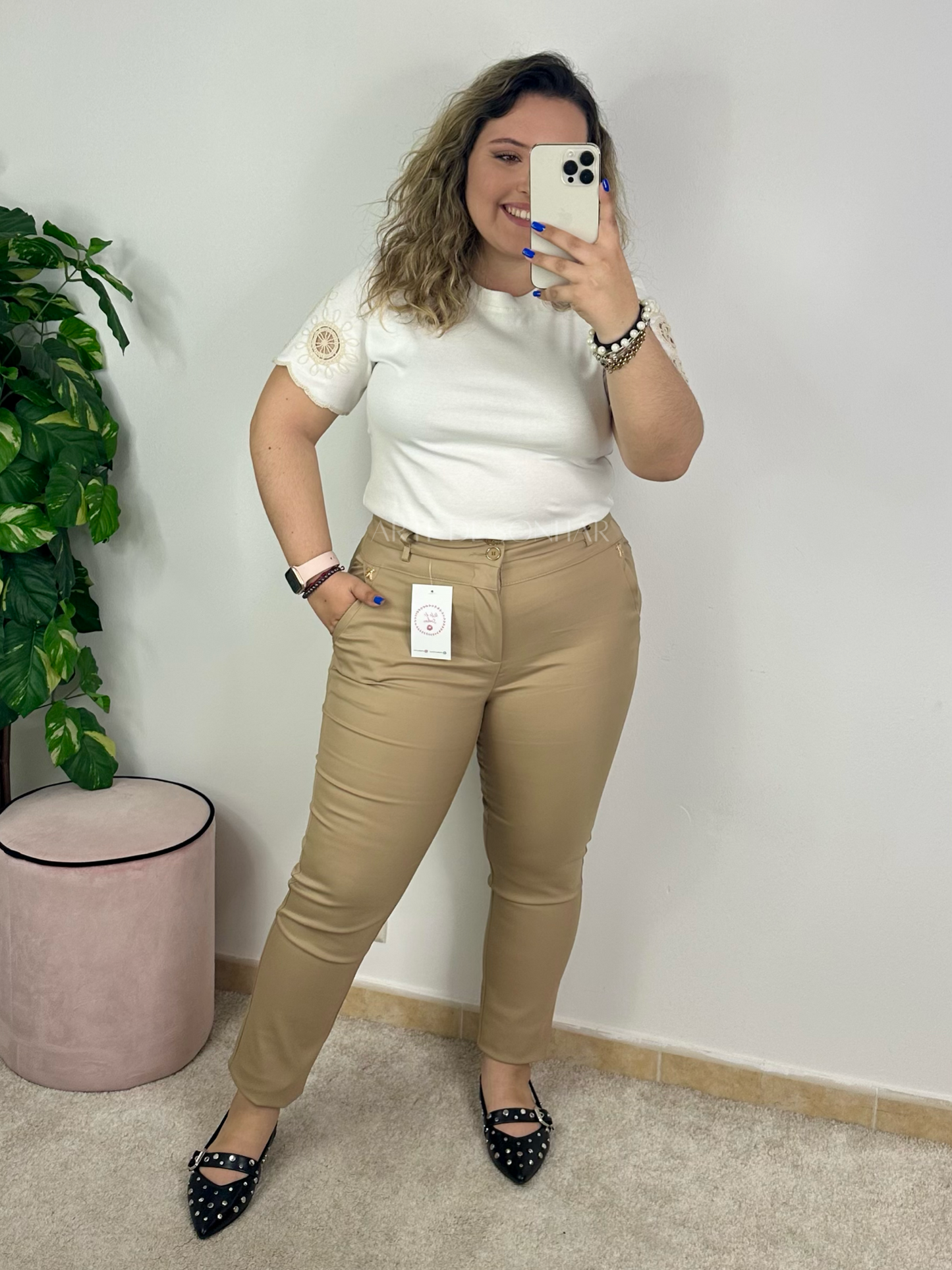 T-shirt branca com bordados