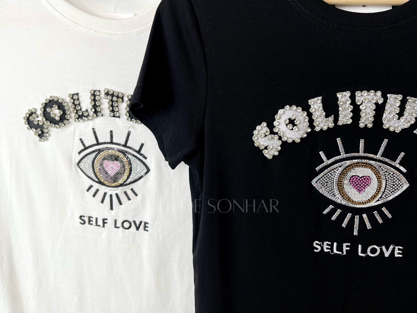 T-shirt com olho e letras com cristais