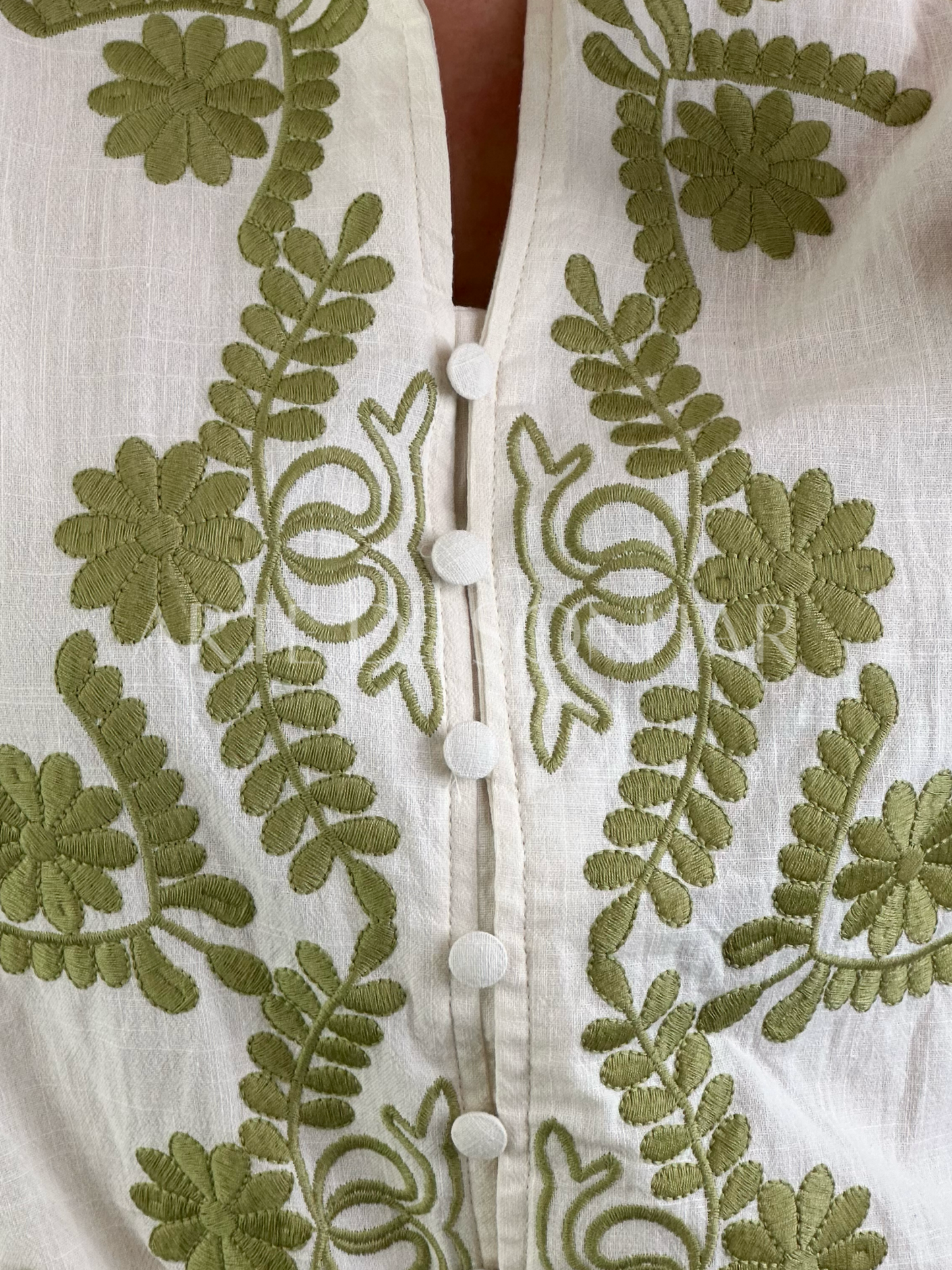 Blusa dos bordados verdes