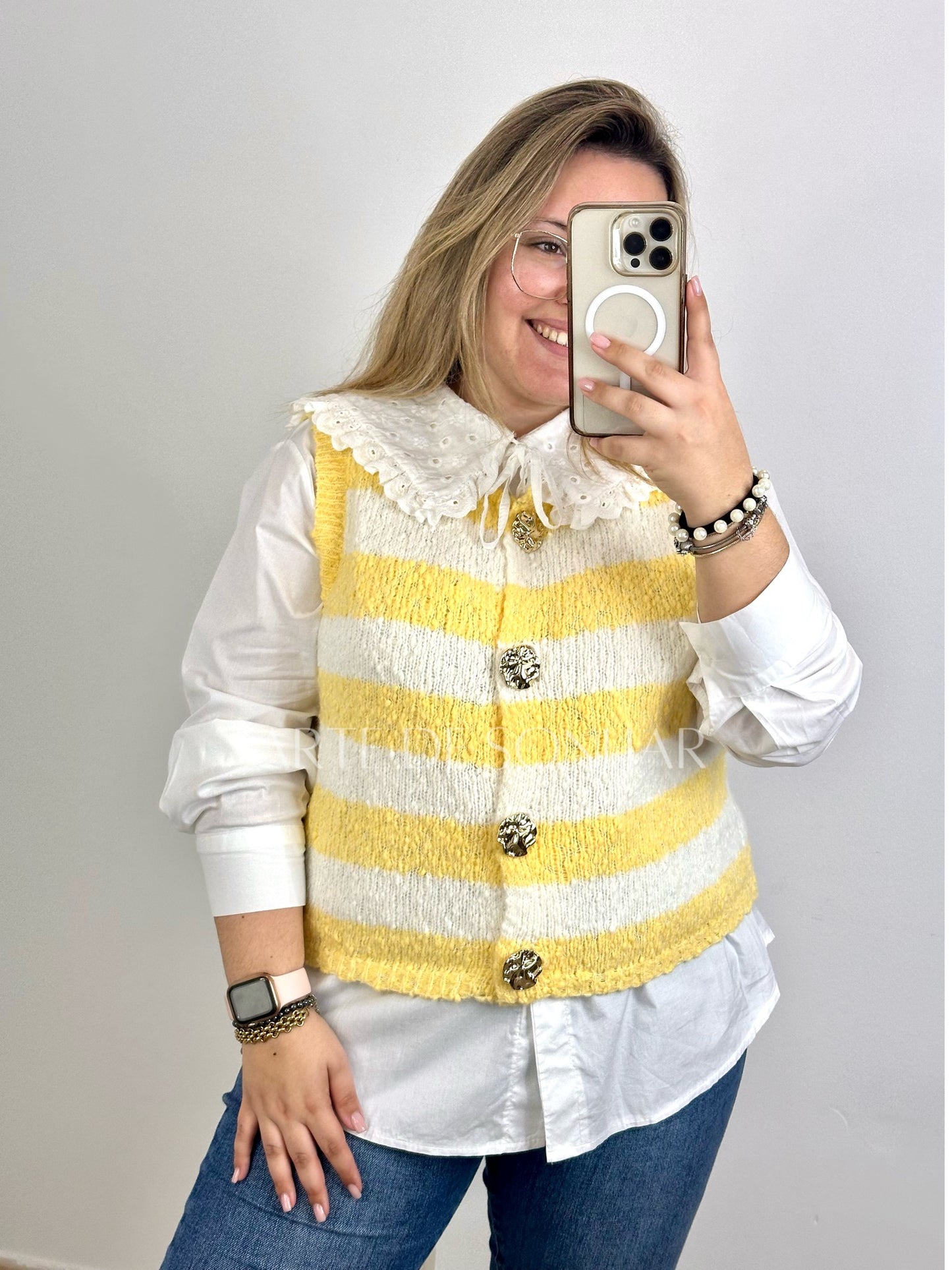 Colete de riscas amarelo com botões dourados