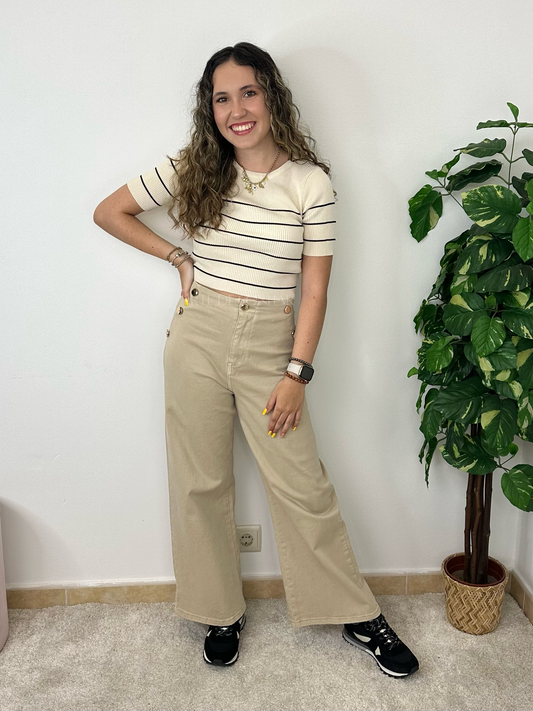 Calças bege com botões dourados