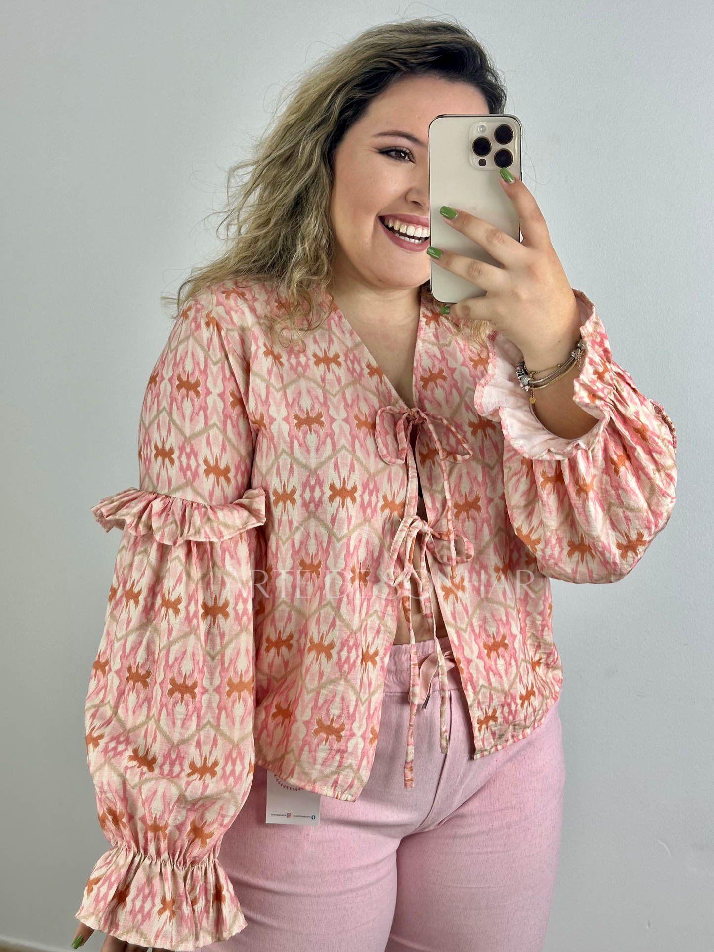 Blusa de atilhos com folhos