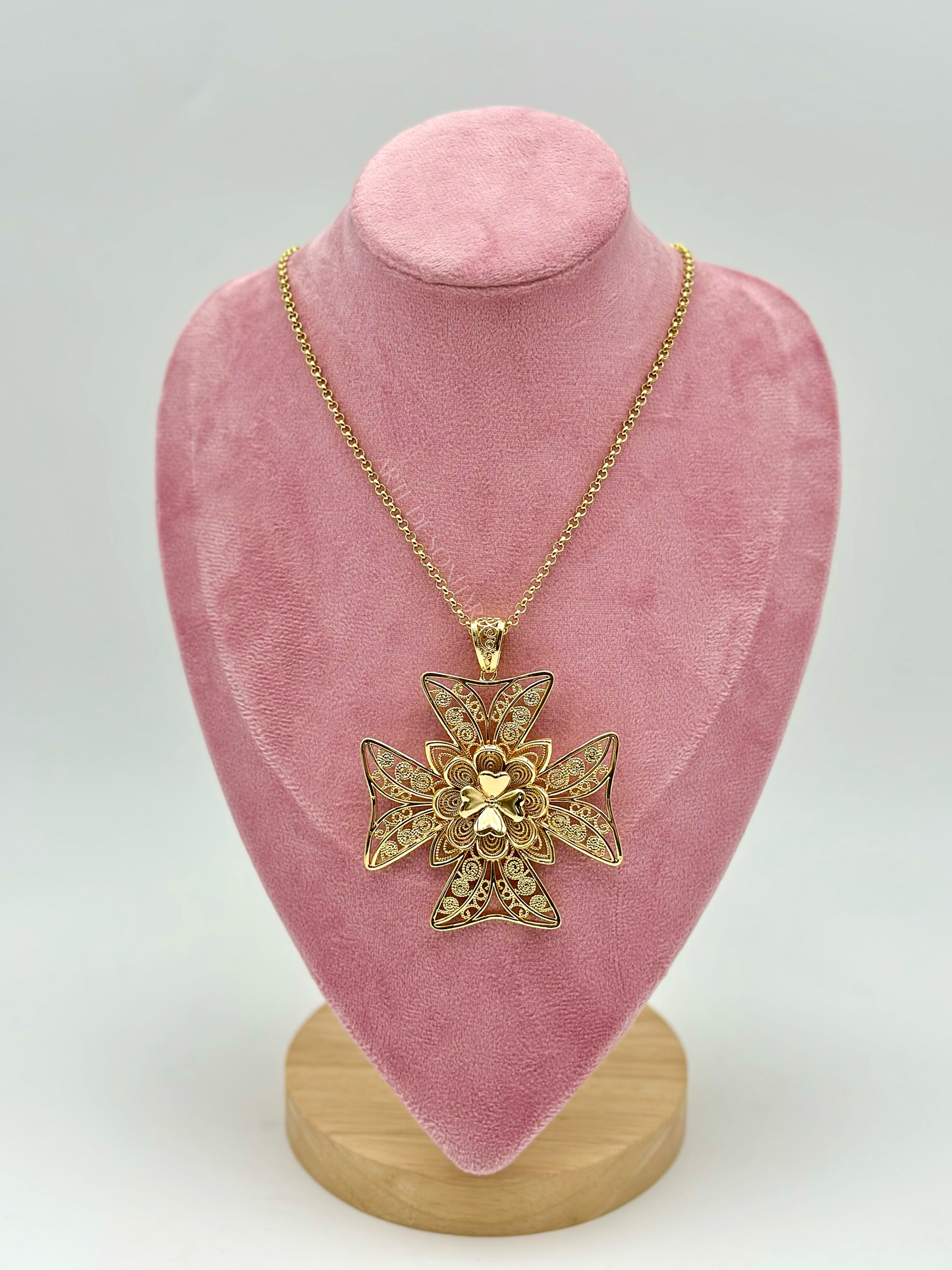 Colar Cruz de Malta com trevo dourado XL