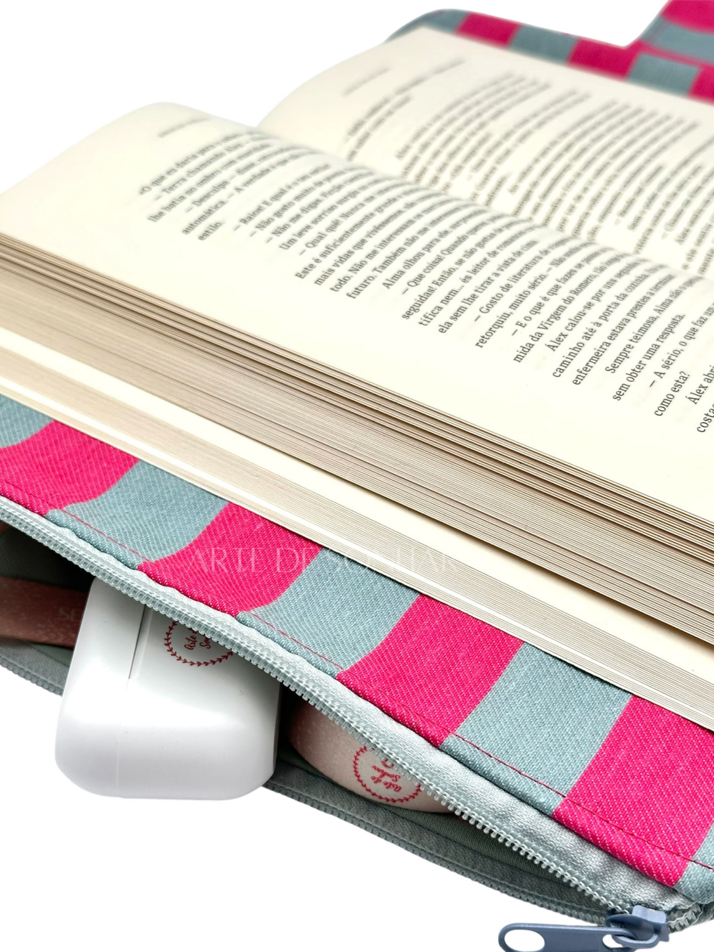 Capa de livro com bolso e riscas rosa e cinza