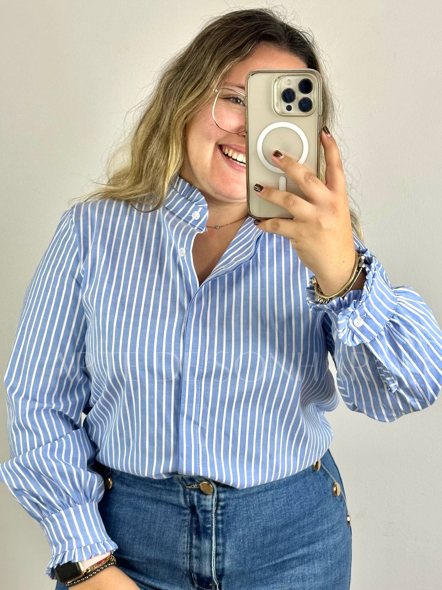 Camisa com riscas azuis dos folhos