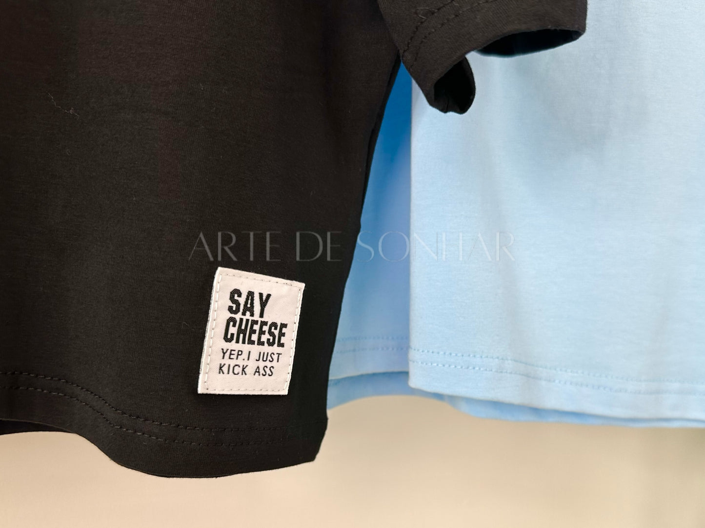 T-shirts curtas com aplique de pérolas e corrente