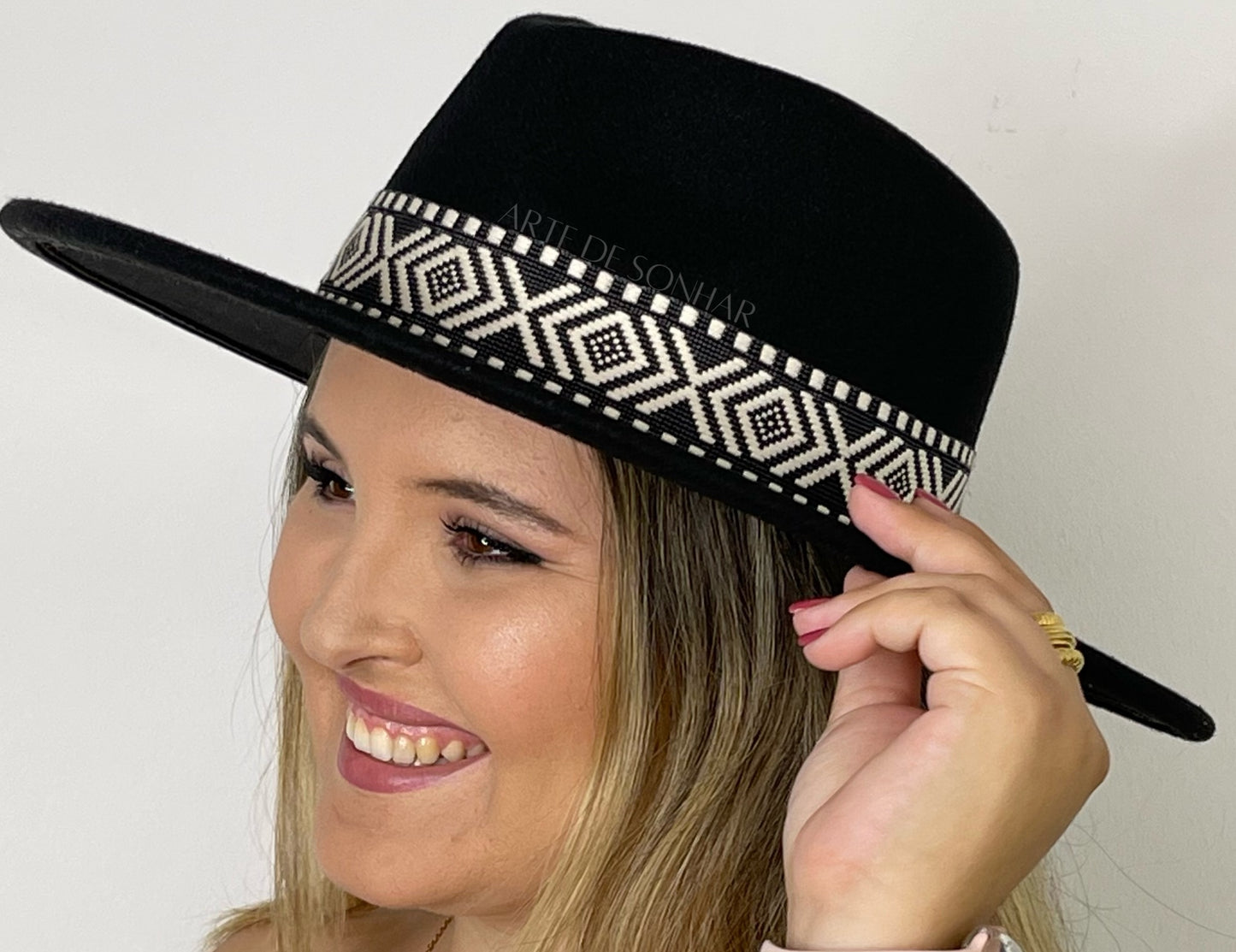 Chapéu preto com padrão étnico