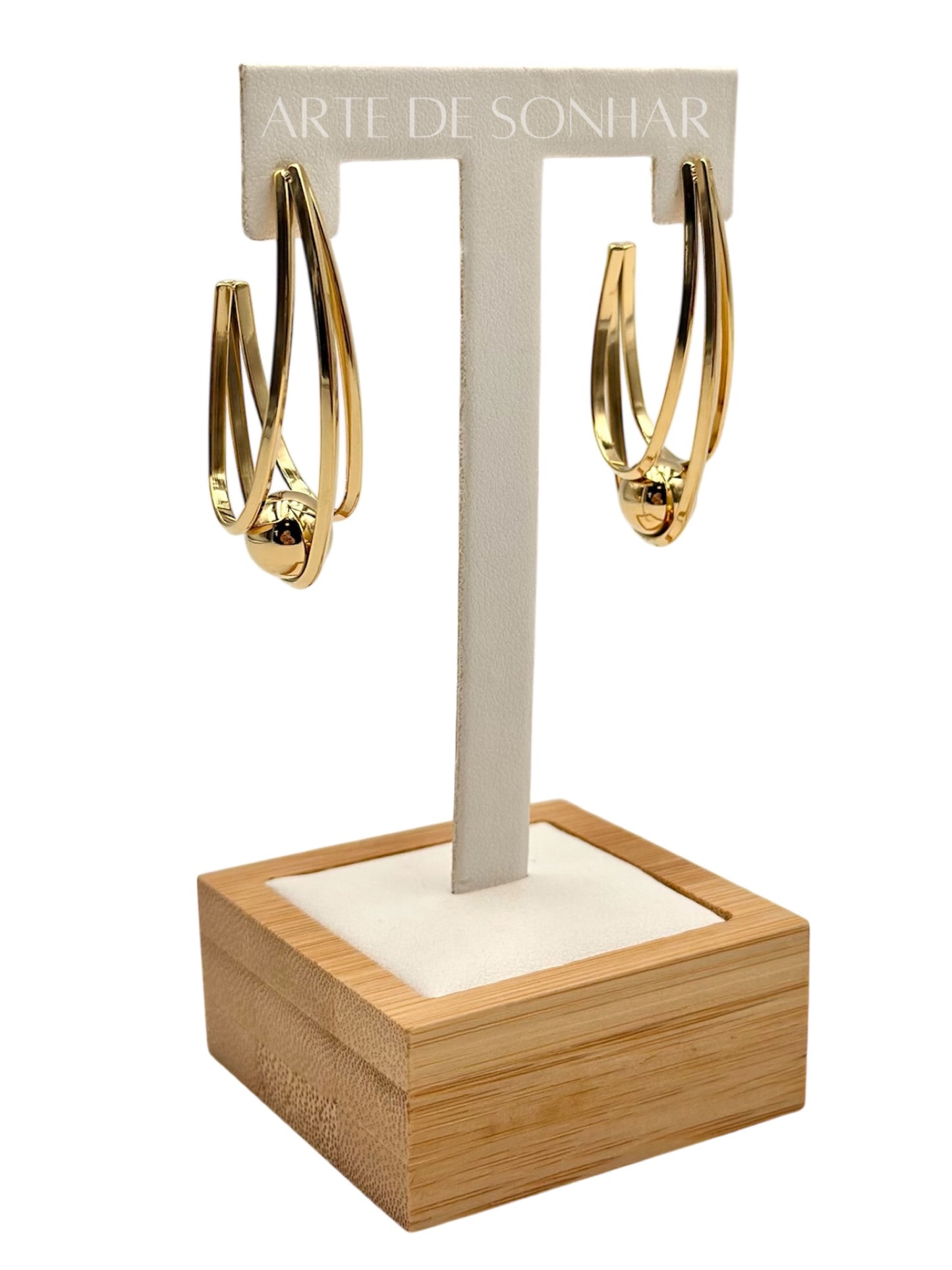 Brincos dourados ovais com bola no centro