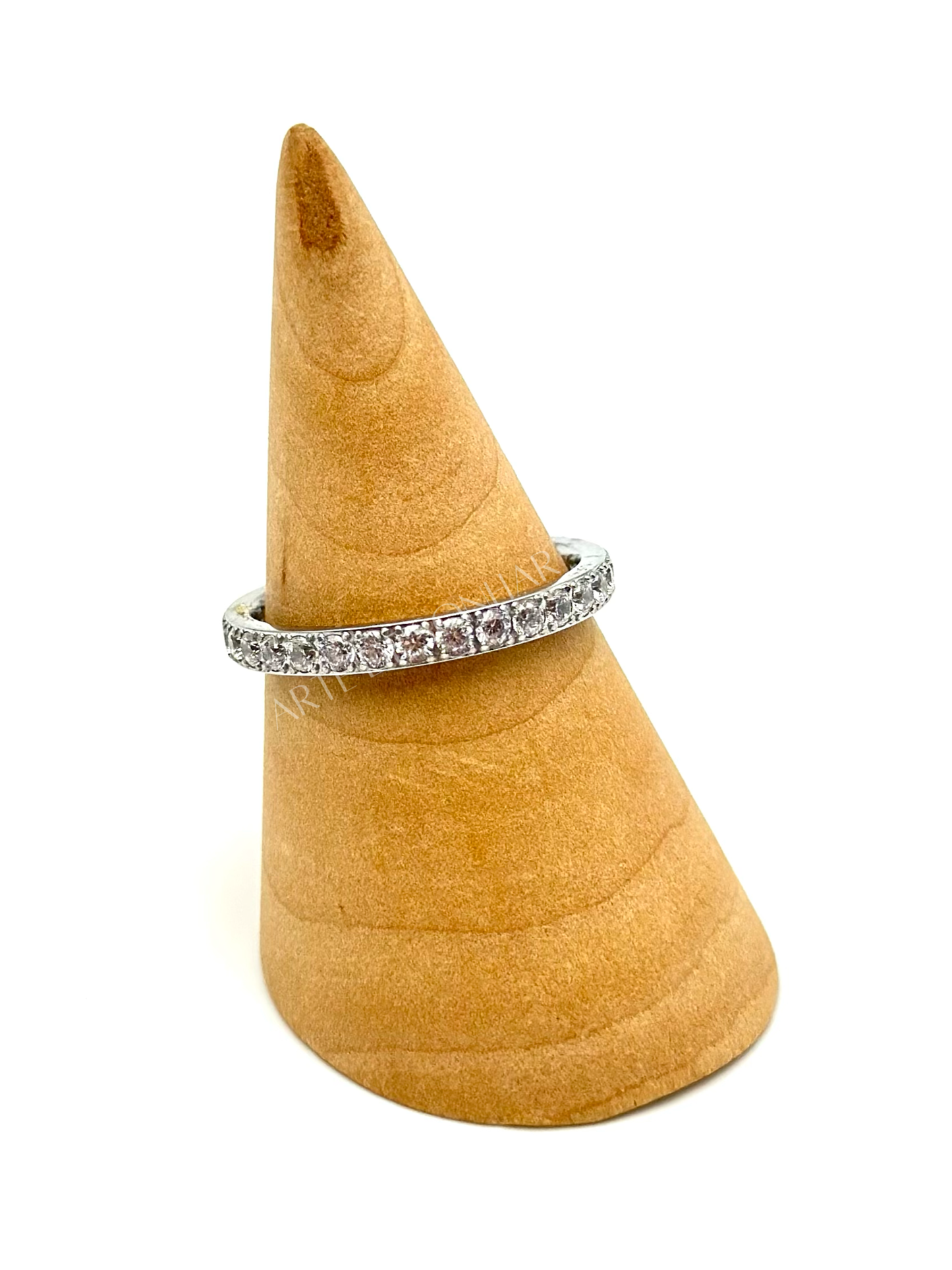 Aliança prateada com cristais brilhantes