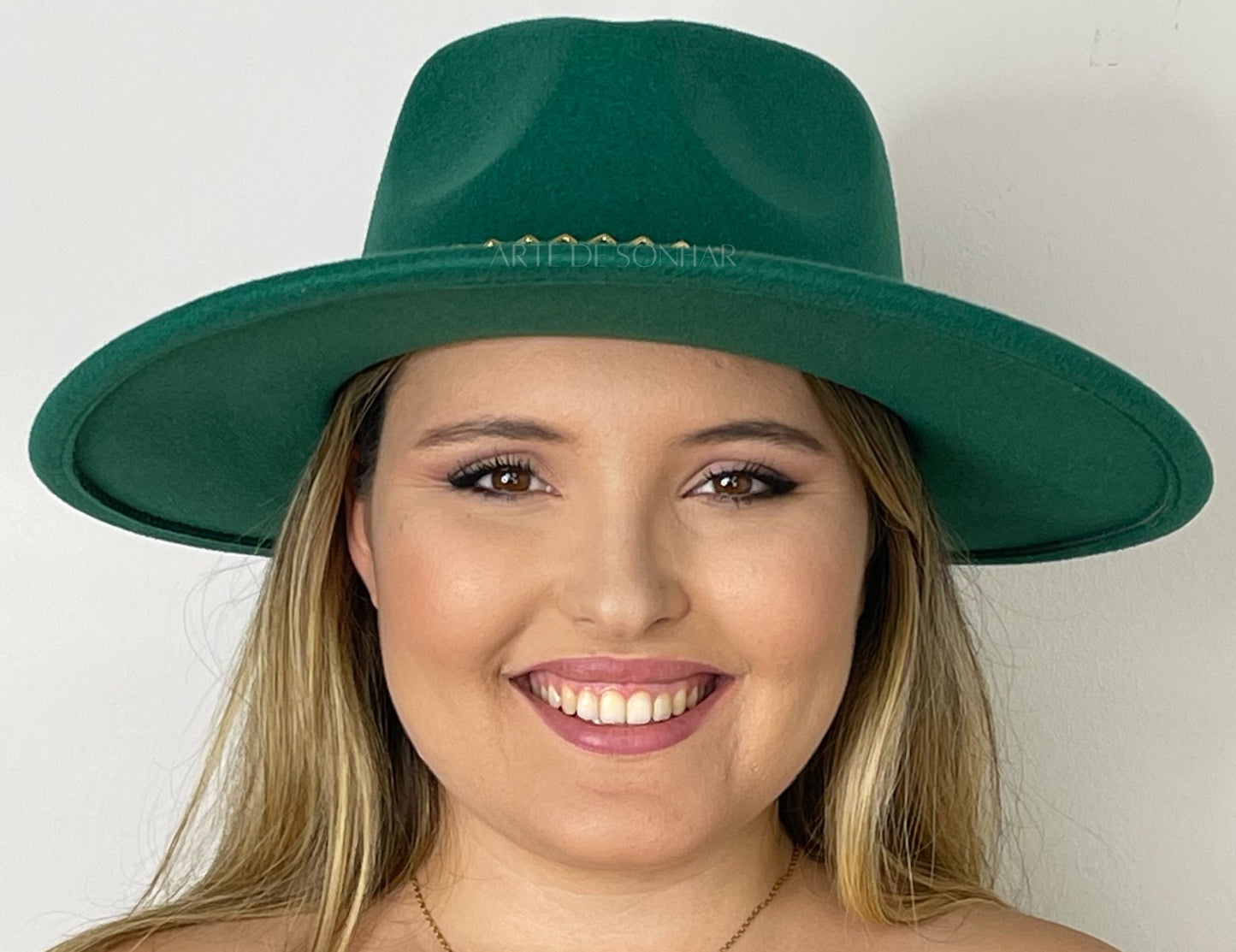 Chapéu verde com aplique dourado