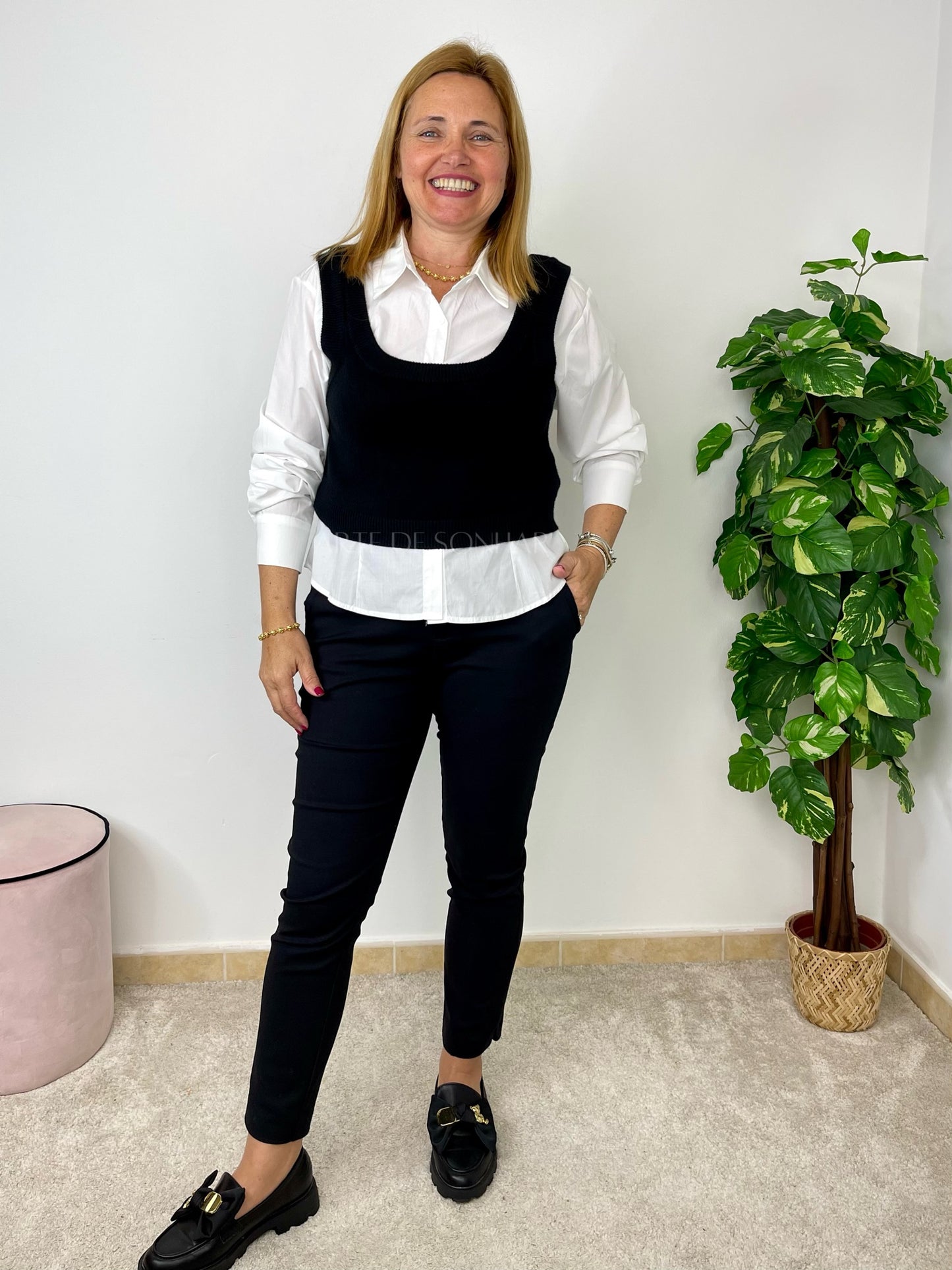 Conjunto de camisa branca com top de malha