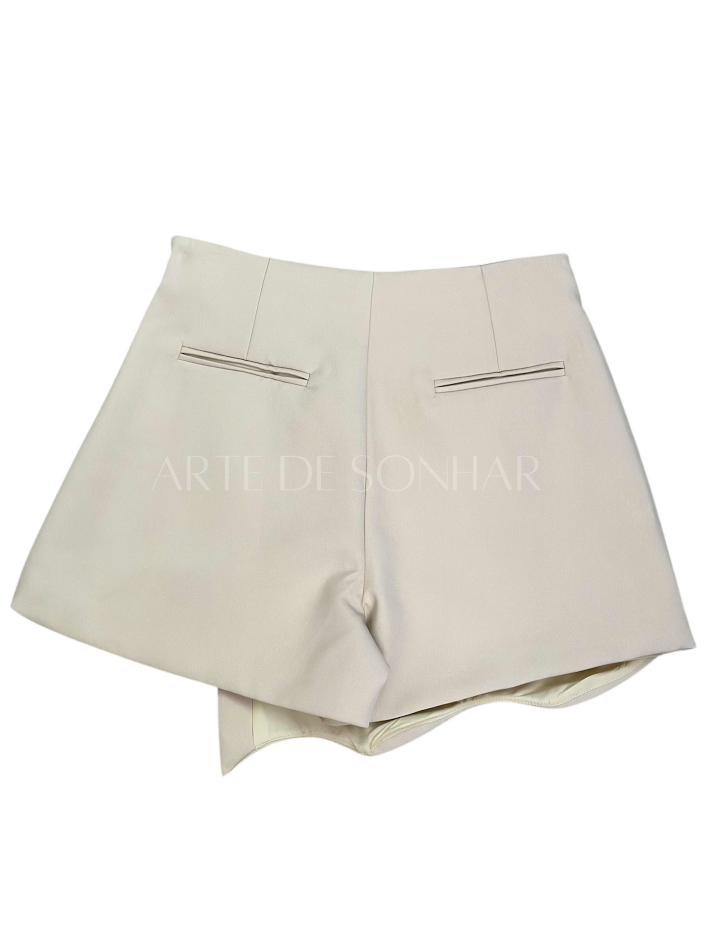 Conjunto de blazer curto com saia calção bege