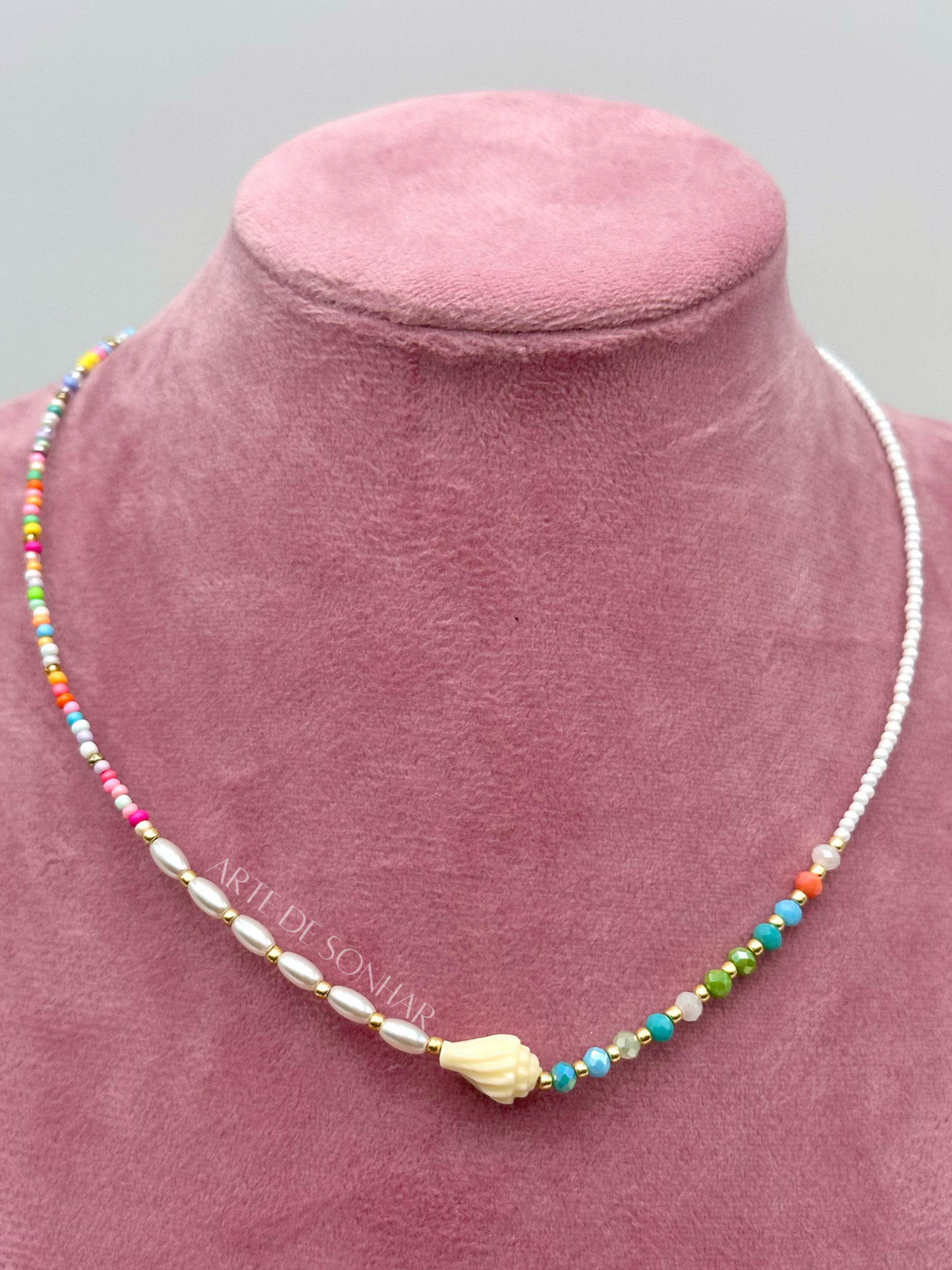 Colares de missangas e pérolas com búzio branco