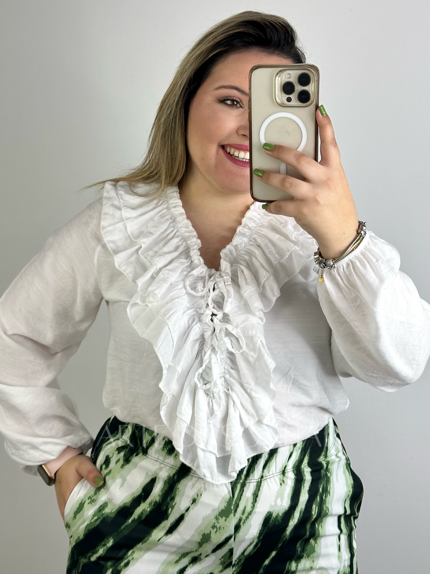 Blusa branca com folhos
